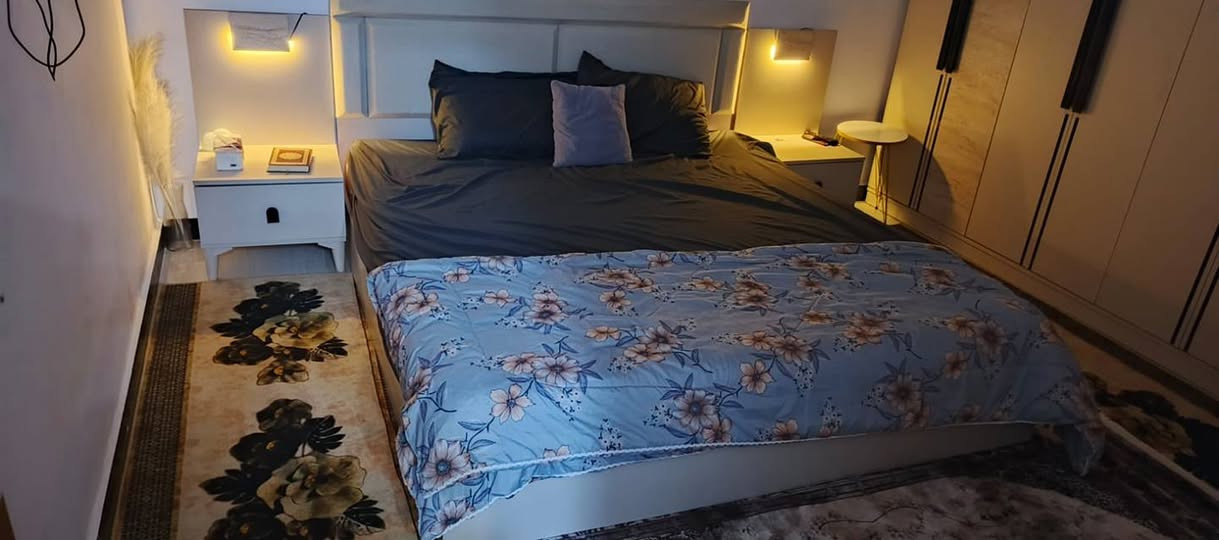 غرفة غير مستعملة الله شاهد اشتريتهة اومستعملتهة المندر وياها عدا المراية العامودية رايدهة إب 500  و المندر مو لل بيع والغرفة ابنص سعرها الي رايدهة أي راسل الرقم /***********
