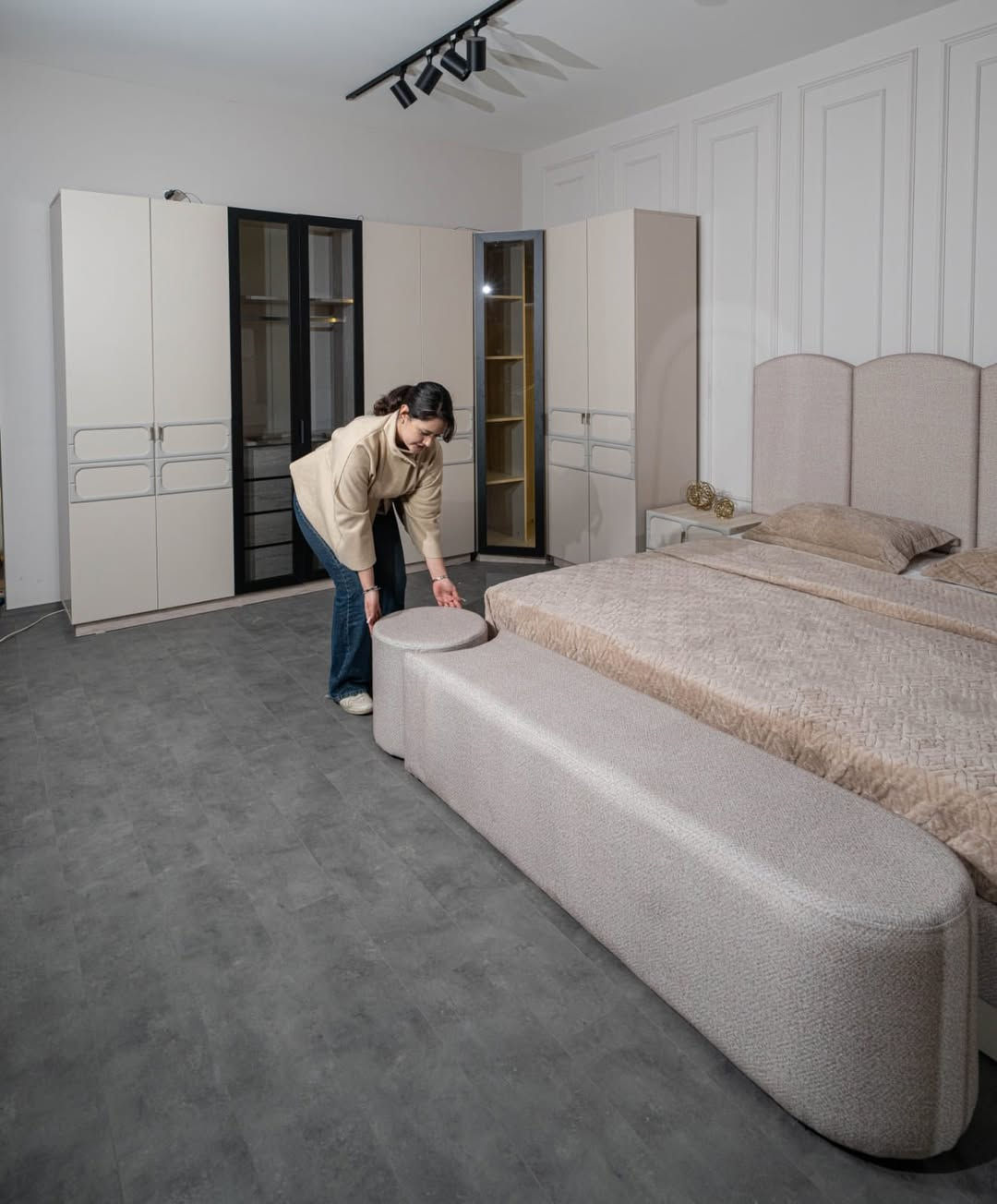 🛋️ موديل برنس زاوية
 • عدد القطع: 11

المميزات:
 • ✅ الشازلونه بشكل جديد
 • ✅ إنارة بالمرآة قيافة
 • ❇️ ضهر بلوك
 • ✅ المصنع الأصلي
 • ✅ قياسات ضخمة
 • ✅ إنارة بالكنتور
 • ✅ إنارة بميز التواليت
 • ✅ سرير ثلاثي

📩 للطلب أو الاستفسار: راسلوا الصفحة أو تواصلوا عبر الرقم:
📱 *********** (واتساب متوفر)

⸻
