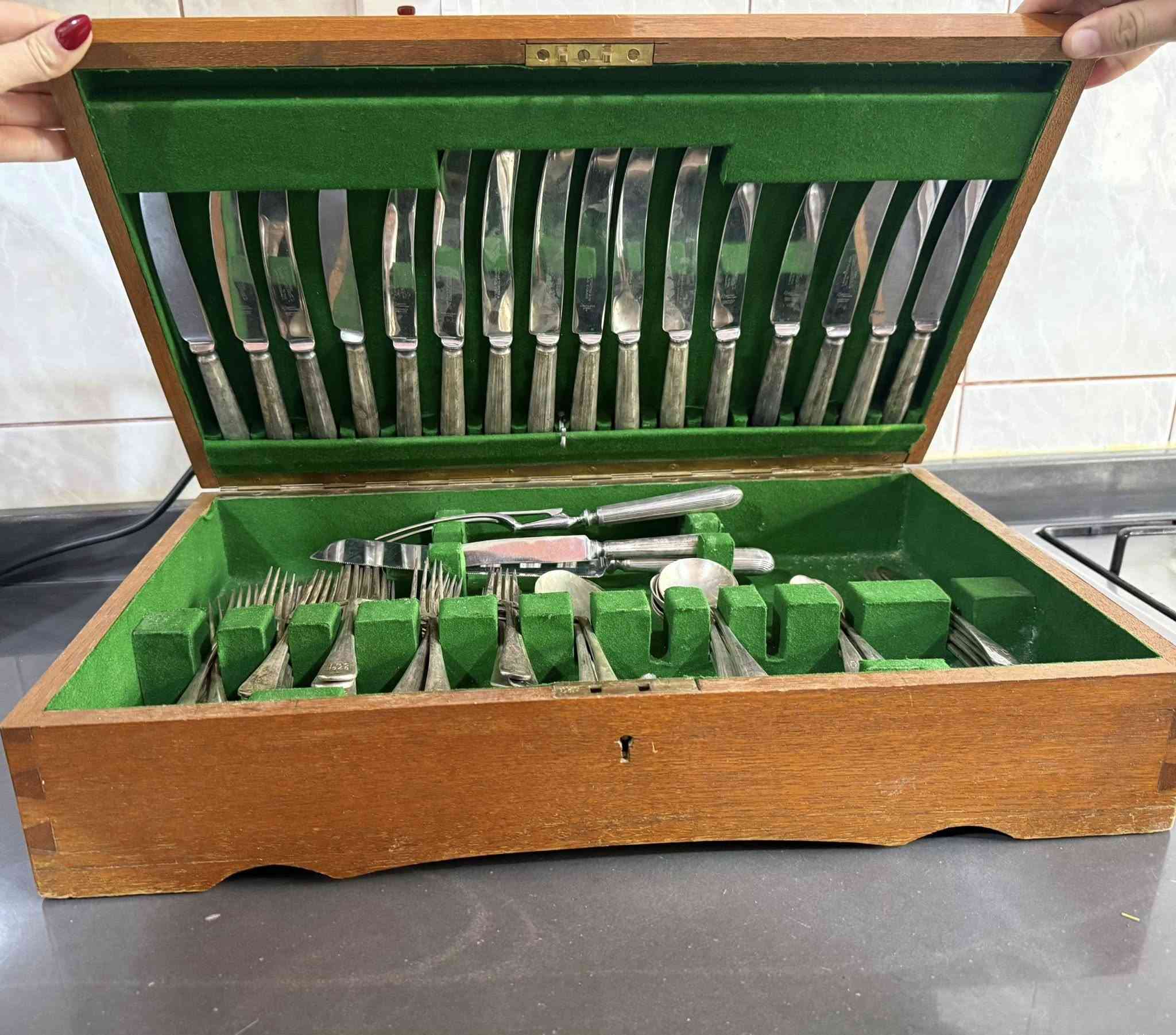 طبق مائدة انتيك مخملي من الفضة صنع يدودي بريطاني لسنة 1943/1948
للتفاصيل السعر ومعلومات اكثر ***********
