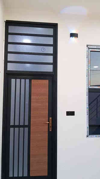 سلام عليكم للبيع بيت 100متر جديد صفر  فول فول سراميك سقف ديكور تبريد مركزي واجة فلين تركي اناره مخفيه يتكون غرفه نوم مبطخ حار مطبخ بارد حمام تواليت غربي هول وستقبال وتواليت شرقي وحوش البيت يصير غرفتين نوم بي خدمات كامل  العنوان كركوك حي بدر فرع صيدلية الغدير  السعر 39 بي مجال تواصل ***********
  ‎***********
