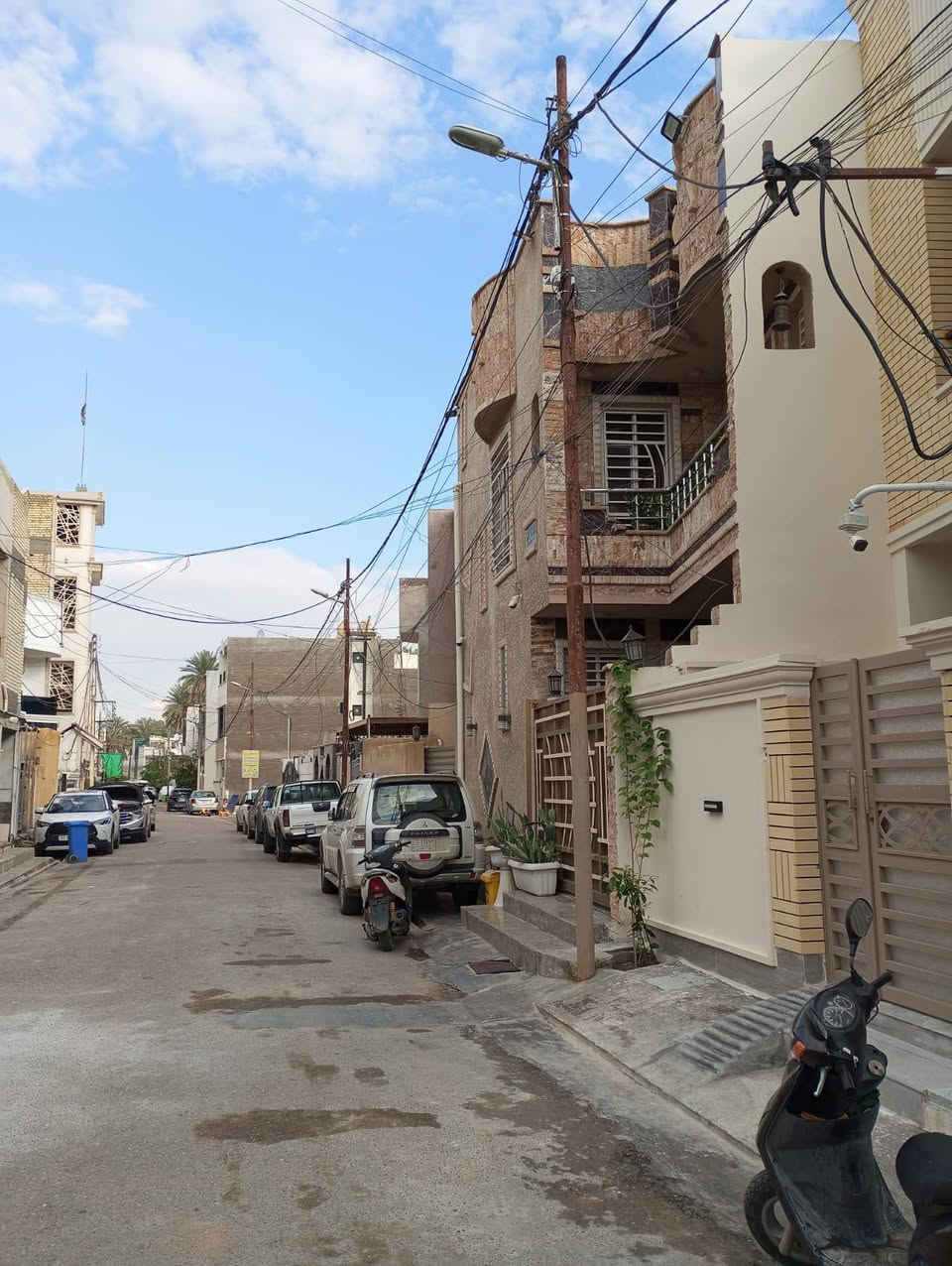 السلام عليكم تعلن شركة الجبوري للعقار والمقاولات العامه عن تاجير دار بناء حديث درجه 3 طوابق محد ساكن بي في منطقة الكريعات السنافر خلف المعارض
1 المساحة 90 مترررررر 
2 الايجار الشهري 600 ألف 3 غرف نوم
عنوان الشركة الكريعات الكويتي شارع حسينية ابي تراب قرب فلكة القرغولي استفسار اتصال على الارقام التاليه 
*********** أبو صكر الجبوري 
***********
