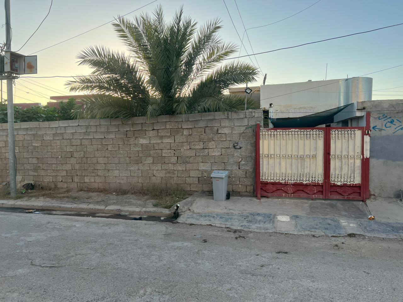 بيت قديم بحالة جيدة جدا حي السراي ٤٠٠م بواقع ١٦ الواجهة العمق ٢٥م غرفتين نوم وهول كعدة واستقبال كبير ومجمع غرف وصحيات للاستفسار أكثر مراجعة مكتب الزغيت اوالاتصال على الرقم ***********
