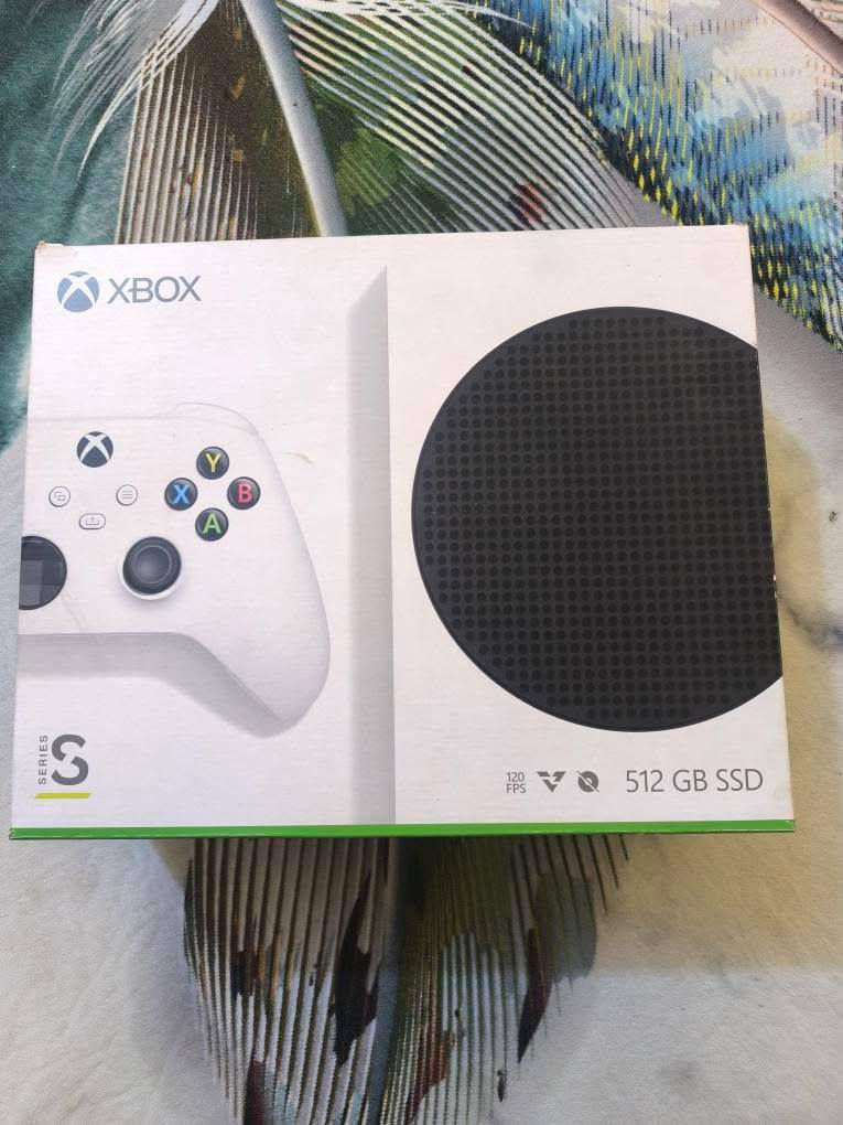 اكسبوكس ون سيرس اس 

الجهاز قمة النضافة مع كامل ملحقاته ( مامفتوح ) ماواصلته صيانة ومايشكي من اي شي 
ملحقاتة : يدة اصلية مال الجهاز (خالية من الصيانة ) 
كيبل hdmi نضيف وجديد مال الجهاز الاصلي 
كيبل الباور اصلي ونضيف مال الجهاز 

مساحة تخزين الجهاز 512 كيكابايت 

الجهاز نضيف جداً  بحالة الجديد مع كامل ملحقاتة الاصلية  التواصل واتساب : ***********
سعر الجهاز 375 وبي مجال مكاني بغداد حي البتول
