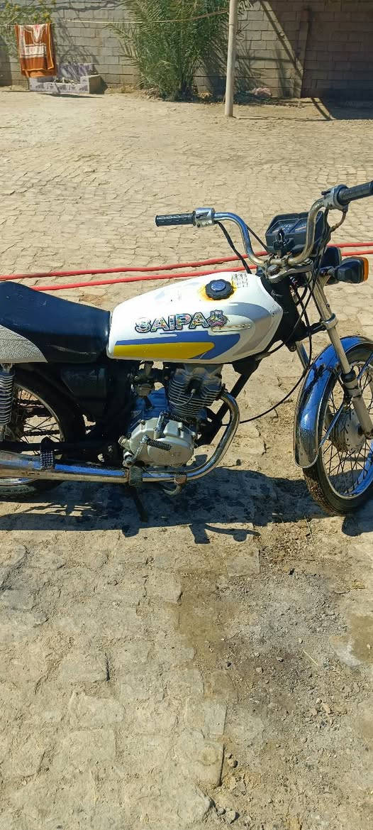 سلام عليكم  شباب  دراجه نضيفه للبيع مثل ماشوف بصوره نضيفه  ادوات بدون وراق مكفوله من السرقه  السعر 425 وبيهء مجال الشراي بي خير ويدلل مكان ميسان قلعه صالح رقم ***********
