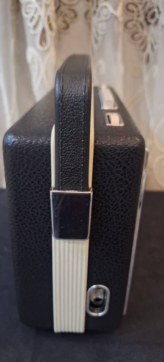 رادیو نوردمندی الماني  اصلي نسبة نضافة ۹۷٪۱۰۰  وزن ثقیل نضیف جدا انتاج سنة 1967 یعمل  علی کهرباء  220  فولت محاویلة خارجي و 4 باتري وصط جهاز كامل شغال    موجات رادیو  
FM   MW     LW  SW
توصیل   للحجز مراسلة الصفحة او مراسلة واتساب على الرقم ***********
