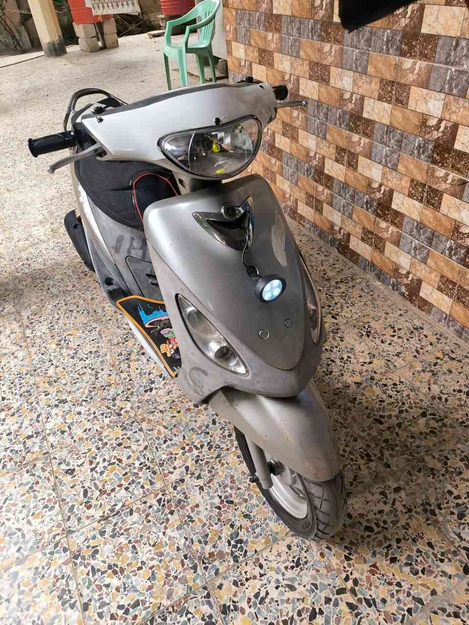 سلام عليكم دراجه قجمه للبيع دراجه نضيفه ومامتعوبه دراجه مال حاويه طالعه من الحاويه ب2025/10/29 دراجه نضيفه وجديده ومعدل وشلعه خير من الله. دراجه تعبان عليها ومتواجد فيس وتساب 
العنوان (البصرة قضاء المدينة حي الشهداء)
الرقم (***********)
السعر مليون 50 وبيها مجال
