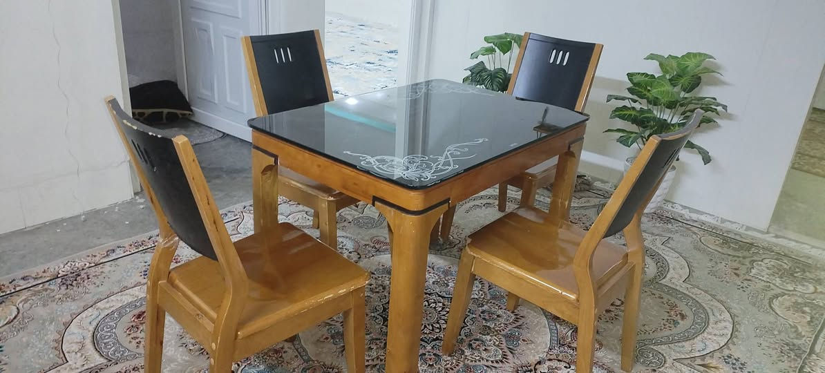 ئەم مێزی نان خواردنەبۆفرۆشتن  قوفڵی 150 هەزارە ناونیشان سلێمانی هوانە /***********       /*********** شربازهير, السليمانية
