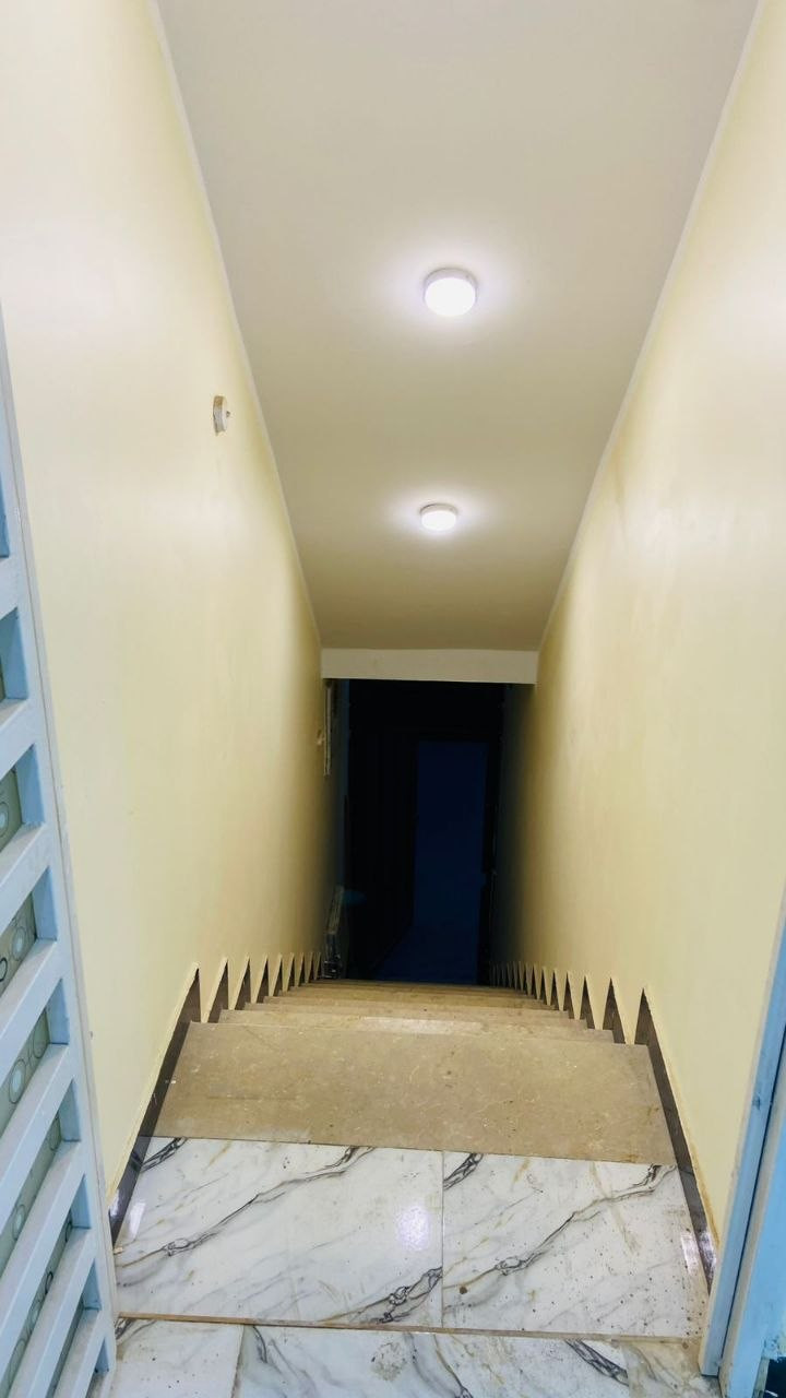 🏠بيت للبيع-في حي اريدو خلف مطعم غليون 

📐المساحة 100متر / طابقين مسلح حديث
📍الطابق الأرضي
•غرفة+صاله+استقبال+مطبخ+مجموعة صحيات
📍الطابق العلوي
•يحتوي على شقه خارجية 

📞للأستفسار يمكنكم الأتصال علئ الأرقام التالية
فراس *********** / المكتب ***********
للمزيد من العروض يمكنكم متابعتنا على الفيس بوك https://www.facebook.com/share/181oCiv5fj/
للعروض قطع التوزيع الجديد الحولي يمكنكم الدخول على الرابط https://chat.whatsapp.com/C3ZLlrqLokWBjJvLsVLeUP?mode=gi_t
