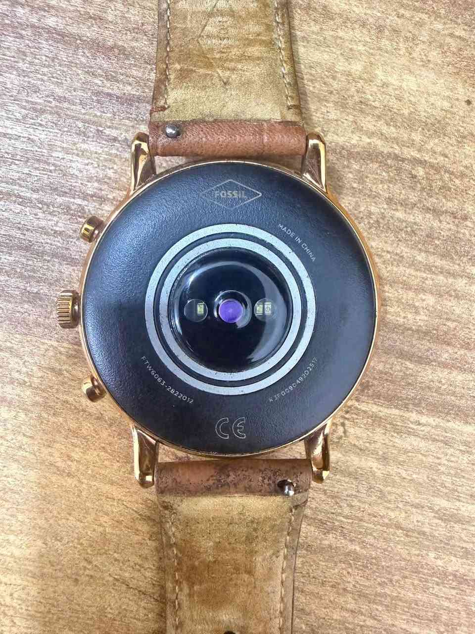 ✨ ساعة Fossil Gen 5 الذكية ⌚️
* 📱 تتوافق مع الآيفون والأنـدرويد.
 * 📞 إجراء واستقبال المكالمات.
 * 💓 قياس نبضات القلب والأنشطة الرياضية.
 * 🎨 هيكل ستيل ذهبي وردي مع سير جلد أنيق. الساعه باله مستخدمه سير جلد طبيعي اصلي 
السعر 85 الف مع التوصيل 
📥 للطلب واتساب ‭***********‬
