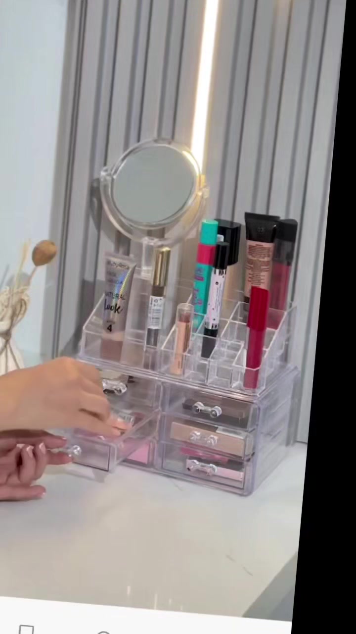 ✨ رتّبي مكياجچ بأناقة وسهولة مع حافظة المكياج الشفافة المميزة 💄
🪞 مزودة بمرآة دوارة تساعدچ بالمكياج بكل راحة وين ما تكونين.
📦 تحتوي على 4 أدراج واسعة + تقسيم علوي مرتب لحفظ الفرش، الحمر، والإكسسوارات.
👌 تصميم شفاف وفخم يضيف لمسة مرتبة وناعمة لغرفتچ.
💍 عملية جداً للاستخدام اليومي وتصلح هدية راقية للبنات ومحبات التجميل.
🧼 خفيفة الوزن وسهلة التنظيف حتى تبقى مرتبة وجميلة طول الوقت.
🎁 كل أدواتچ بمكان واحد… ترتيب، أناقة، وسهولة بنفس الوقت ✨
يوجد خدمة توصيل داخل بلد


**إذا كنت صاحب هذا الإعلان وتريد حذفه لأي سبب، رجاءا أرسل رسالة إلى الدعم الفني**