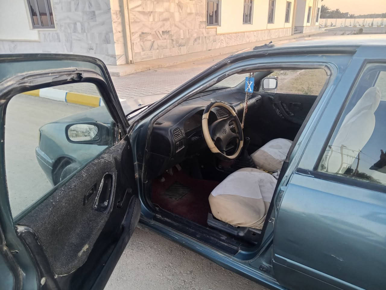 السلام عليكم 
نيسان صني موديل ..94...
كير محرك مكفول ..
السيارة كلش نظيفة 
يترحملي الشراي 
سنوية جديدة  رقم انكليزي 
سيارة بسمي ..
الشراي يتصل هذا رقمي 
***********
للعلم السعر 28..وبيهة مجال
