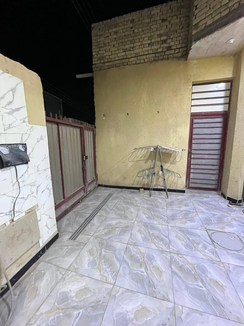 بيت 185 متر غرفتين 4×5 صاله 8×4 مطبخ 4×5 ديوانيه 4×6  صاله 4×8 مع صحيات الطابق الثاني اضافه الى محل مع صحيات خارجيه 
العنوان البو فياض قريب الحولي السعر 150 قابل للتفاوض . . . . . الاضافات كاونتر مطبخ سبالت عدد 3 خزان ماء سخان عدد 2  ميز طعام 1.. .
رقم الأستفسار/***********

