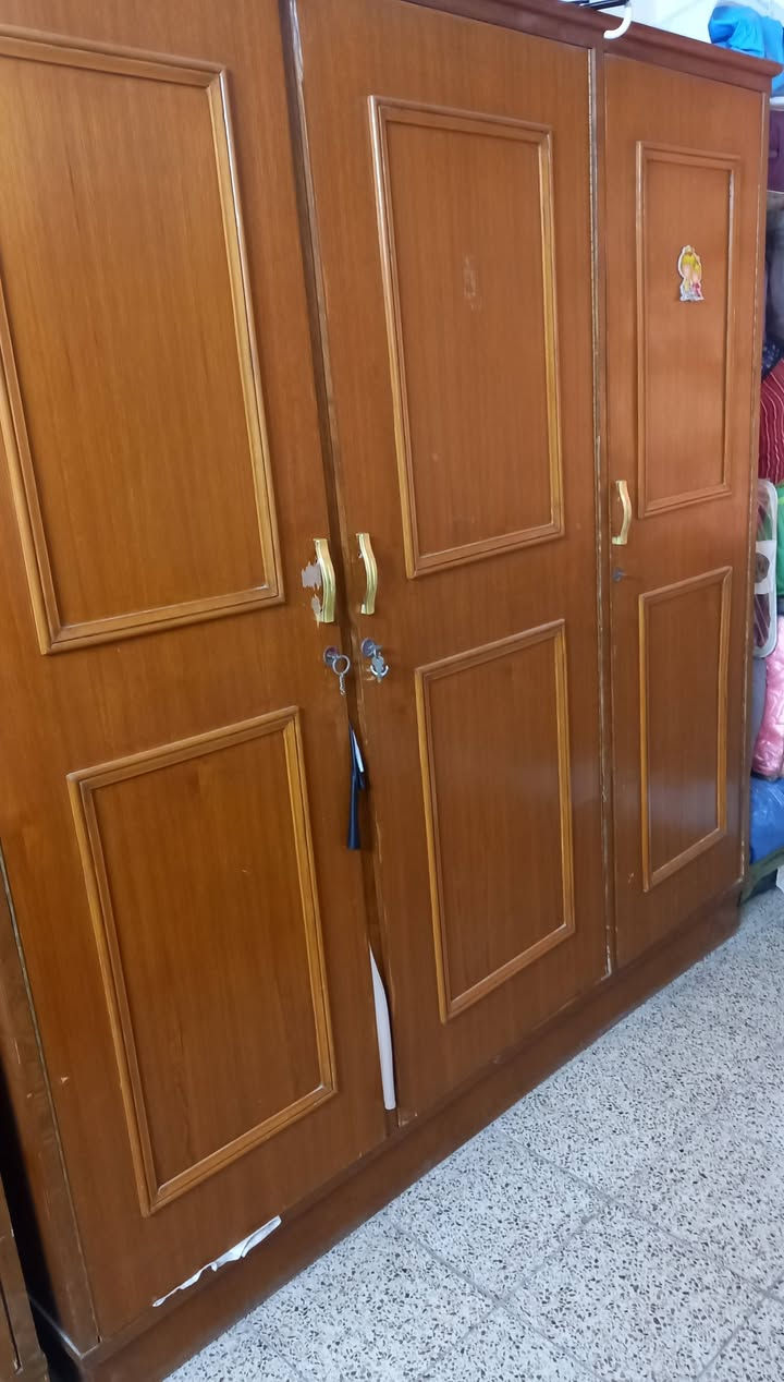 اغرفة نوم ٢نفر منفصل مع كنتور ٣ باب مع ميز مراية مع مكتبه السعر ٢٥٠ وبيها مجال خشب توصا للاتصال ***********
