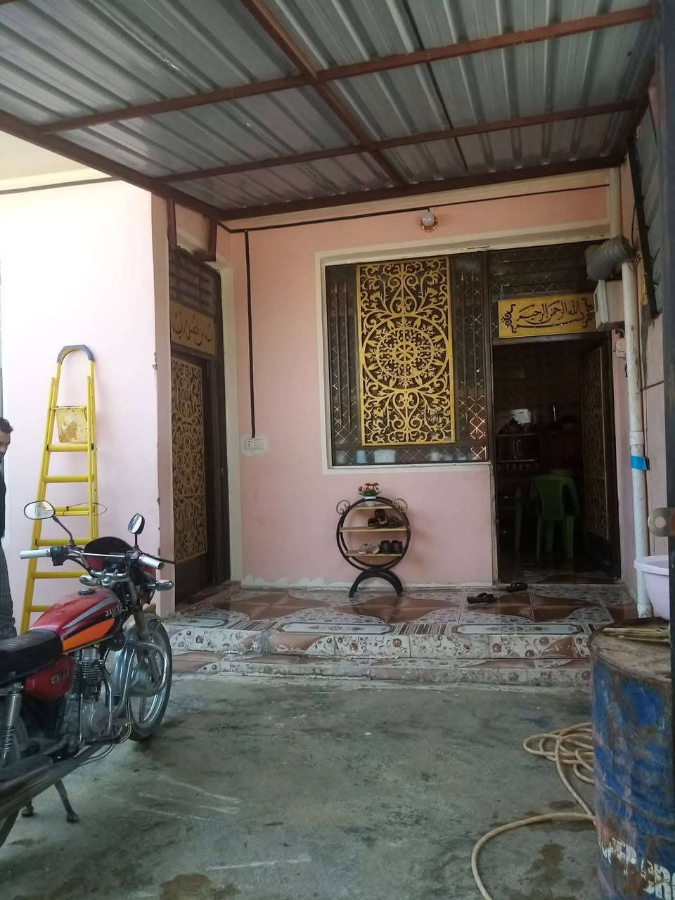بيت للبيع المساحه( 145) متر   ومقدم. معامله تمليك  الموقع  ديالى دلي عباس العبور حي الشيخ حسن . مجاور جامع الرسول  يتكون من طابقين الطابق الأول غرفه. نوم واستقبال ومطبخ وصاله وصحيات والطابق الثاني غرفه نوم. وصاله ومخزن كرفان والسعرنهايته(٤٥)للاستفسار رقم الهاتف ***********
