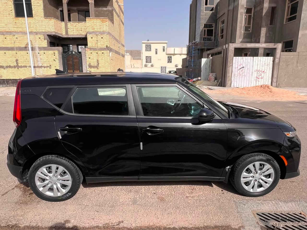 سلام عليكم كيا صول وارد امريكي  موديل2022. محرك 1600 سياره بيها قطعه وحده تبديل ماشيه 101330km.  مكينه وكير كفاله .
الموصفات.
كامره خلفيه 
نضام قياده ثنين 
تحكم ستيرن 
السعر .130
الهاتف ***********

