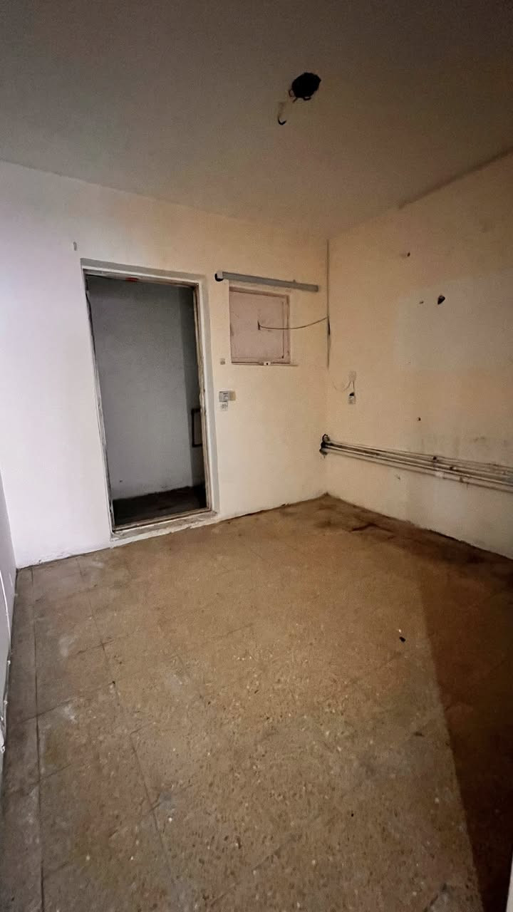 السلام عليكم
شقة ارضية للايجـار جاهزة ونظيفة اي نقص ما بيها ايجارها 400 
قريبة علشارع العام ورة دائرة الكهرباء 
استفسار / ***********
