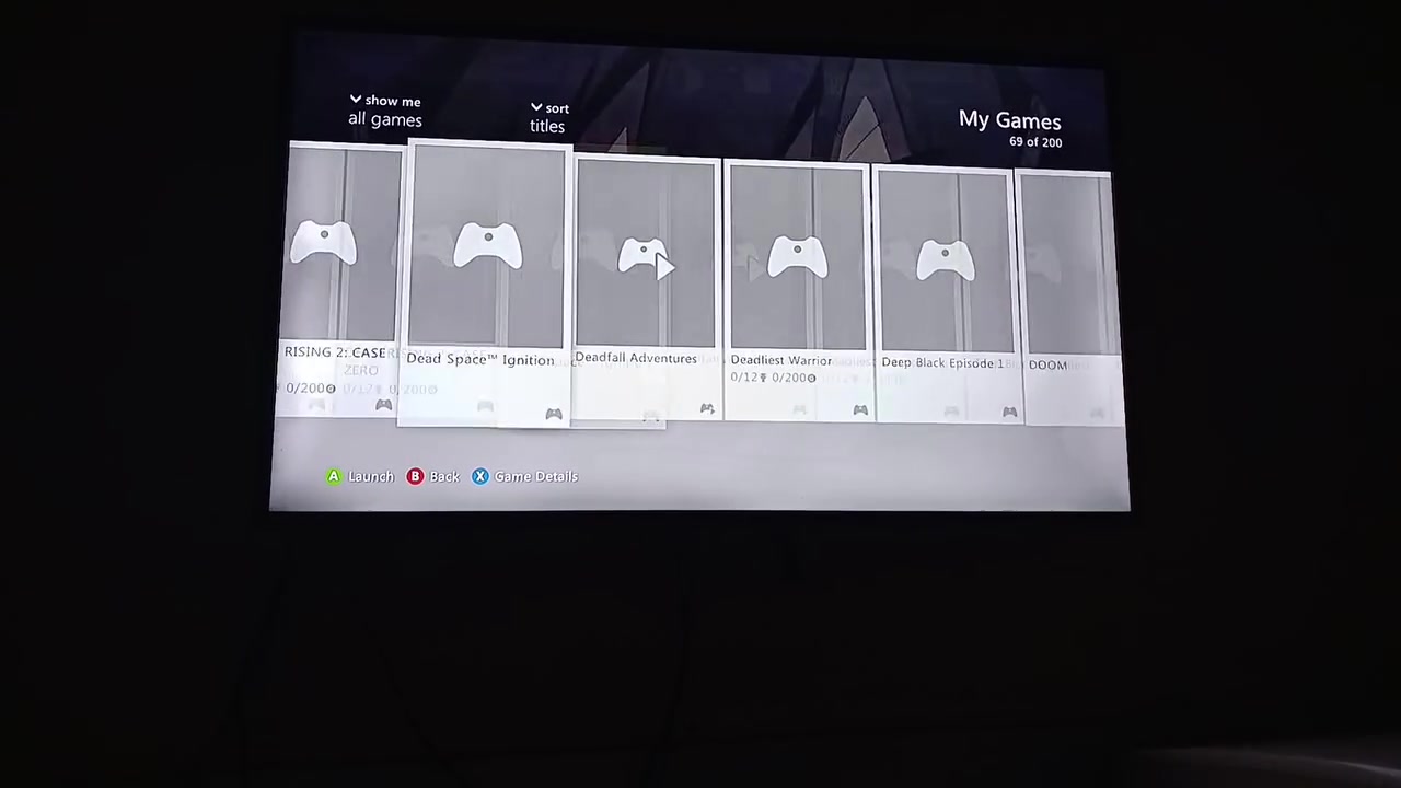 XBOX 360  مهكر نسخة الأسلم وياه جوست ثنين وكامل مابيه نقص 
وبيه العاب 200 لعبه منها جي تي اي 4 و5 وكول أوف ديوتي لجميع اجزائها
وهواي العاب
سعر 130 
رقم ***********
