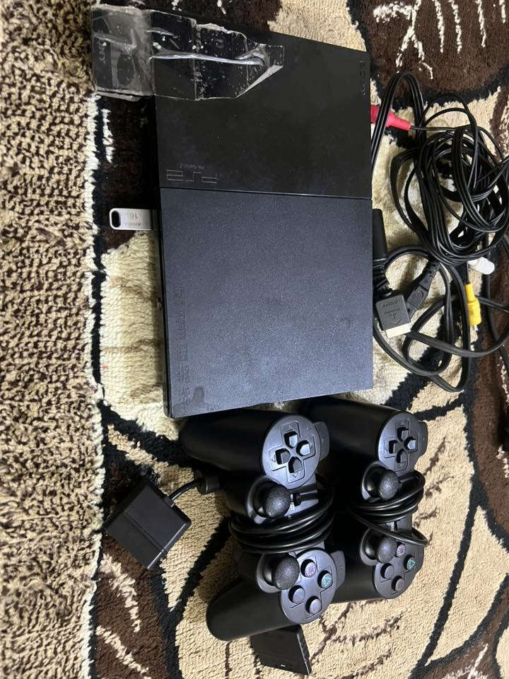 سلام عليكم 
متوفر بلي 2 مع فلاش 16 كيكا + يدتين ملحقات كامل وبي مجموعه العاب
السعر60 وبي مجال
للتواصل واتس ***********
