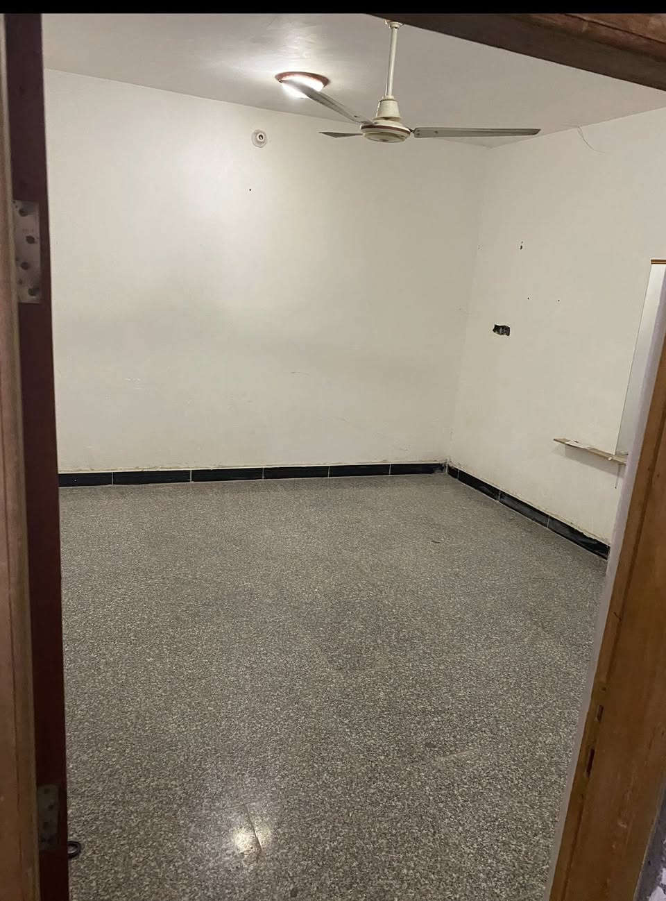 شقه للإيجار تحتوي على غرفتين و صاله و مطبخ و حمام العنوان قرب المدينه المائية للاستفسار ***********
