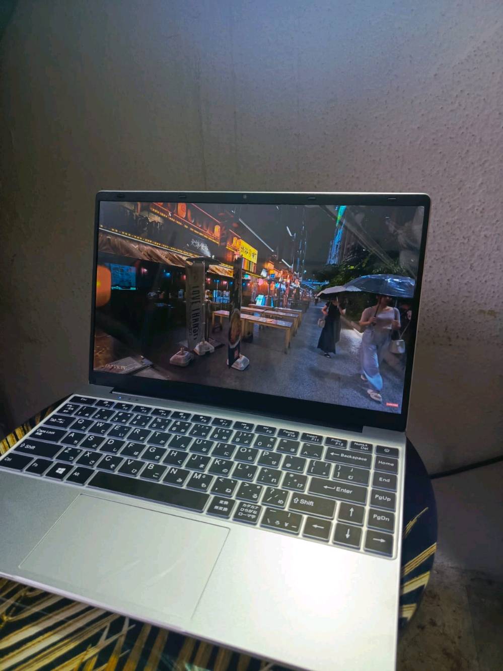 اخوان هذا اللابتوب ياباني مدري صيني المهم جديد بالكارتونة ما مستعمل مثل ما موضح بالصورة نظامه والذاكرة مالته يفيد الناس اللي يحبون يباعون انمي مسلسلات افلام برامج اوفيس وورد باوربوينت والجودة مالته تخبل يشغل 4k كيبورد انكليزي وياباني  ما يفيد للألعاب والتصميم وياه الشاحن مالته الاصلي وماوس الشراي يدخل خاص وسعره ١٤٠ الف