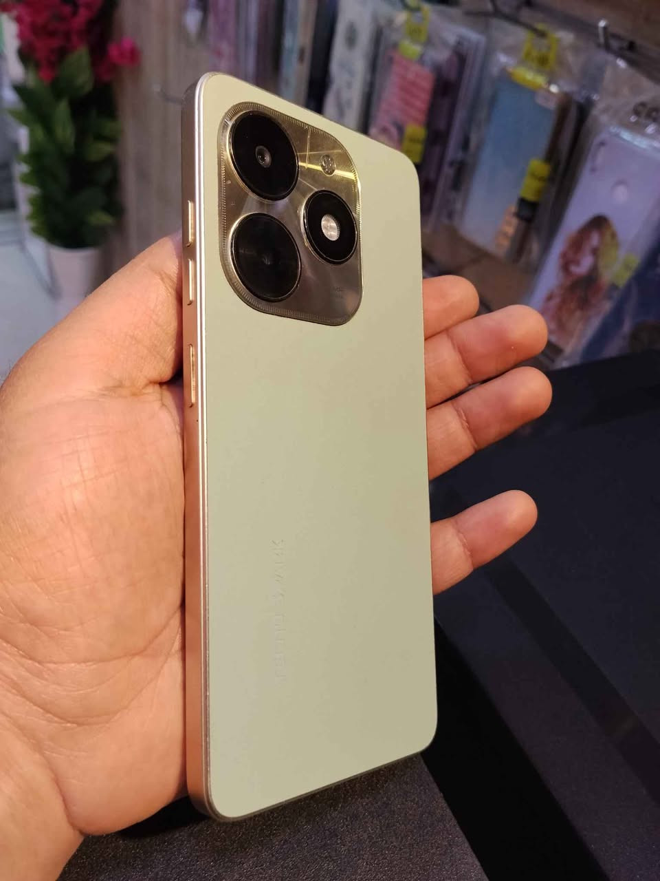 السلام عليكم جهاز تكنو سبارك ٢٠سي 
ذاكرته ٢٥٦ بطاريته ٥٠٠٠ شحن تايب سي 
للبيع السعر ١٣٠ وبي محال بسيط زورونا للمحل اهلا وسهلا بكم *********** ناصرية, ذي قار
