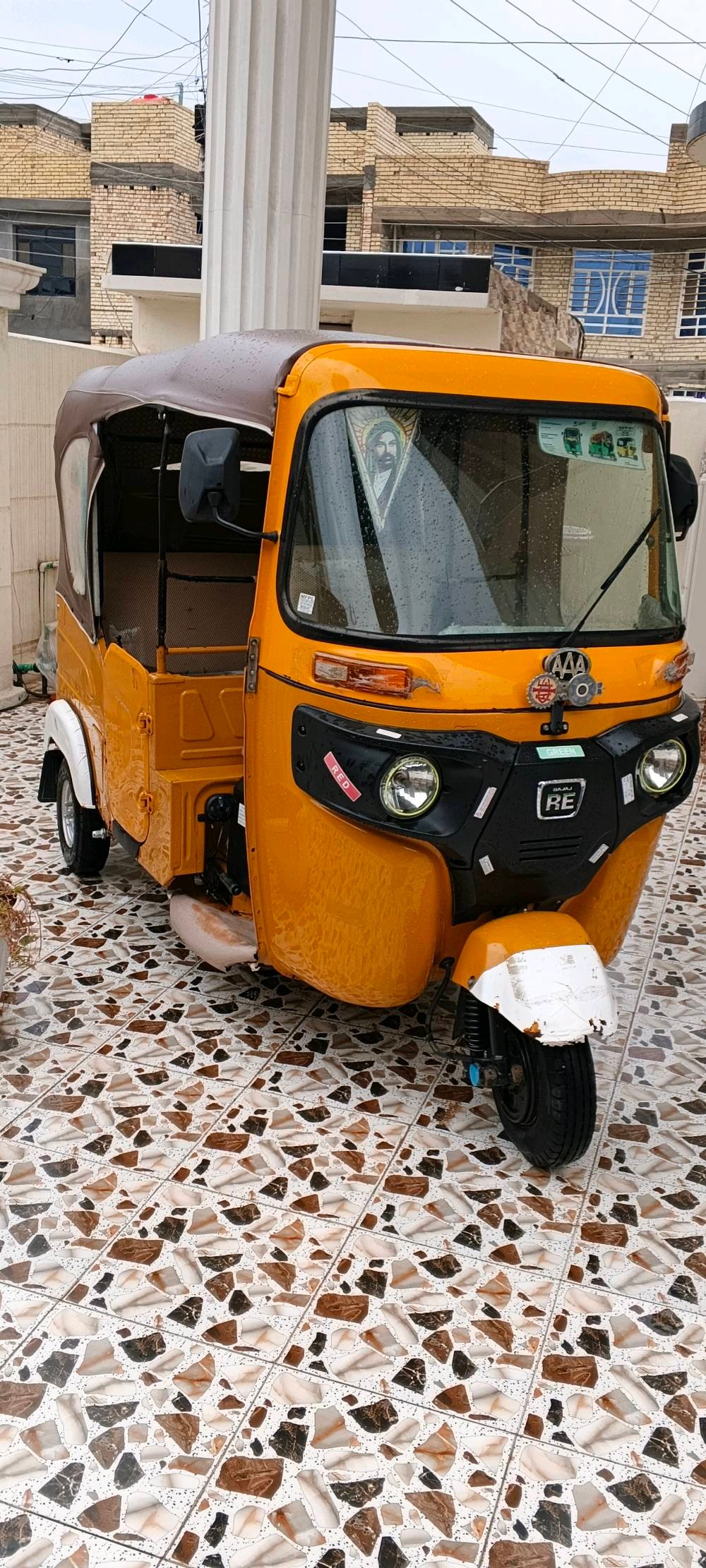 تكتك في حالة جيدة جداً مع سقف وجوانب قماش للحماية من الظروف الجوية. اللون الأصفر يعطيه طابع مميز وجذاب. جاهز للاستعمال ومثالي للتنقل في الشوارع الضيقة.