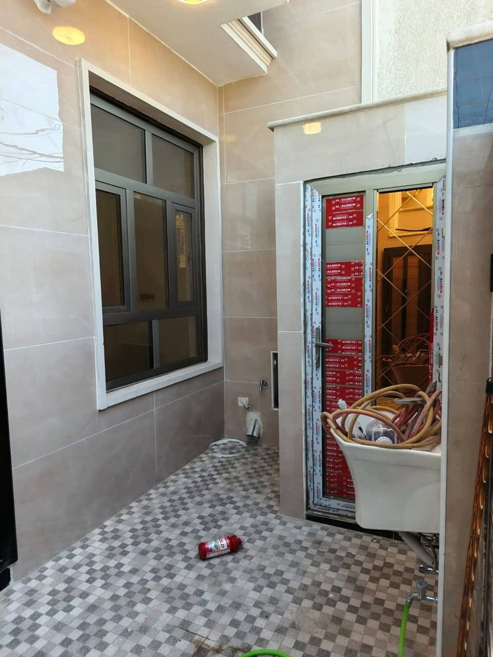 للبيع مشتملات حديثه تسليم مفتاح مساحة ١٠٠م الشعب عدن خلف جامع الجهاد بيه ٣نوم واستقبال وهول وخدمات طابقين مدخلين وكراج عل شارع عريض طابو صرف واجهه ٥في ٢٠ السعر ٢٨٠ مليون للاستفسار ***********
