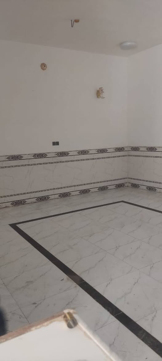 بيت للايجار حي نداء مجمع بيتي ثنين 200متر
يحتوي على غرفتين نوم 

وصاله واستقبال 

حمام خارجي وحمام داخلي 

مجهز من ماء وكهرباء وصرف صحي 

بيت نضيف  

مجهز بالكامل 

سعر ايجار بيت 400 الف 

للتواصل مع صاحب بيت ***********
