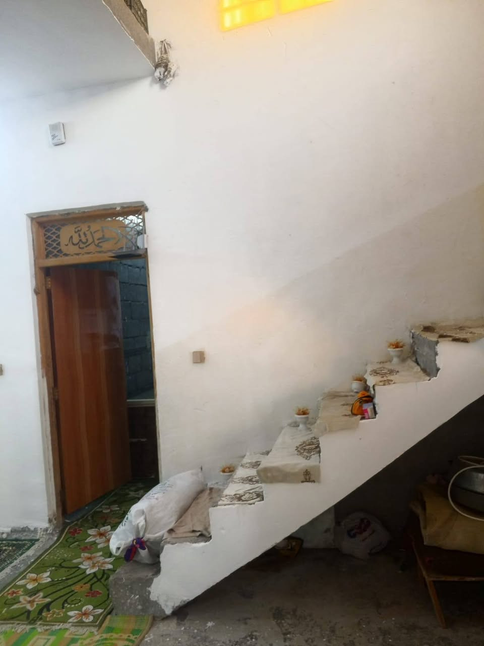 بيت للبيع في الصويرة حي العهد مساحه 200يحتوي على غرفتين نوم وصاله وحمام ومطبخ واستقبال بناء بلوك/***********/***********
