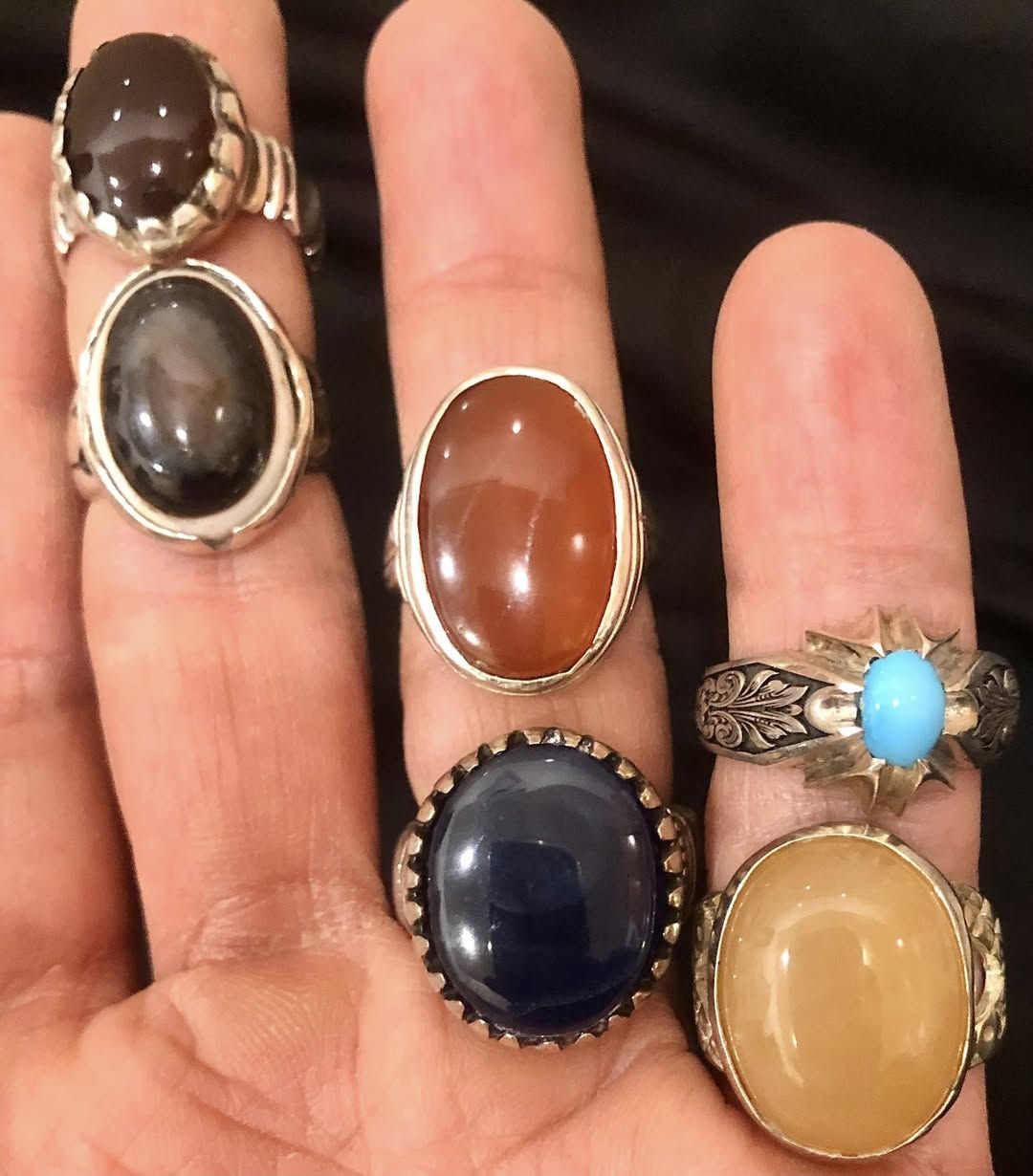 مجموعة مميزة من خواتم متنوعة عدد ( ٢٠ خاتم) فضة ٩٢٥ وصياغات يدوية مميزة..ووزنهن ( ٢٥٠ غرام ) كامل ...كلهن بيعة وحدة سعرهن ( مليون و ١٠٠ الف )👍🌺💍💍💍


**إذا كنت صاحب هذا الإعلان وتريد حذفه لأي سبب، رجاءا أرسل رسالة إلى الدعم الفني**