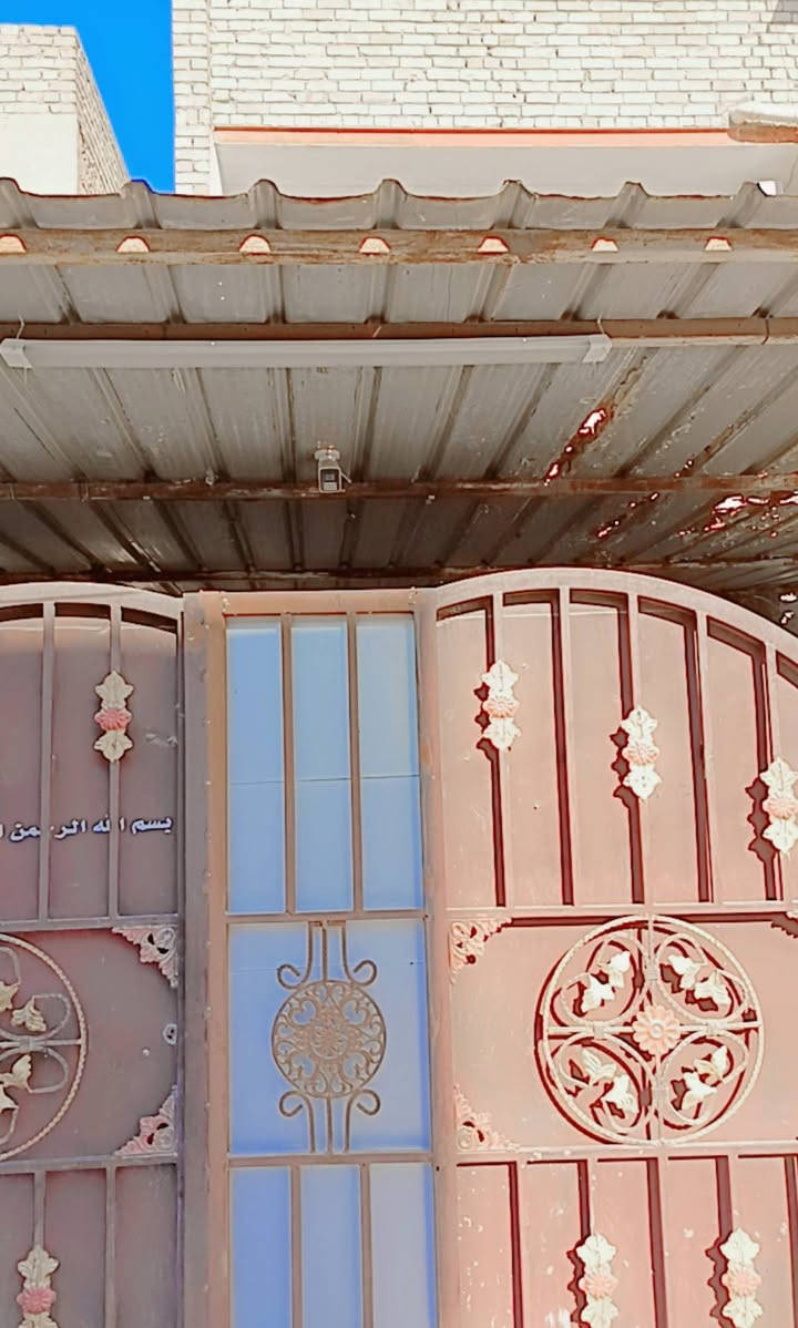 السلام عليكم
دار سكن طابقين طابو صرف باسمي 
موقع قريب عالشارع العام تقريبا خامس قطعه عن شارع حي اور  جهة الشعب المنطقة المقابل حسينية المصطفى أو قبل اعدادية يافا بفرعين محلة (٣٣١) المساحة ١٣٥ متر الواجهة ٦ متر الا سانتيمات والنزال ٢٠ متر متداخل من اخر الدار ٤ متر مساحة غرفة نوم يحتوي الدار على مدخلين و (٤) غرفة نوم ومطبخ و استقبال و حولي و ترك عدد ٢ و صحيات و كراج الدار بناء قديم اعكادة نضيف ارتفاع السقف ٣ متر يصلح للسكن وتم ترميمه الارضية كاشي موزاييك والجدران كل المنزل سيراميك والمطبخ سيراميك  و الحمامات سيراميك الدار موقع مميز وكل الخدمات متوفرة قريبة عليه علما البيع سعر ارض 
سعر المنزل ( ٢٠٠/٣٠ ) مائتان وثلاثين مليون دينار عراقي وبي مجال للشراي ابيع سعر ارض والبناء غير محسوب 
للمعلومات الاتصال على رقمي/ ***********

