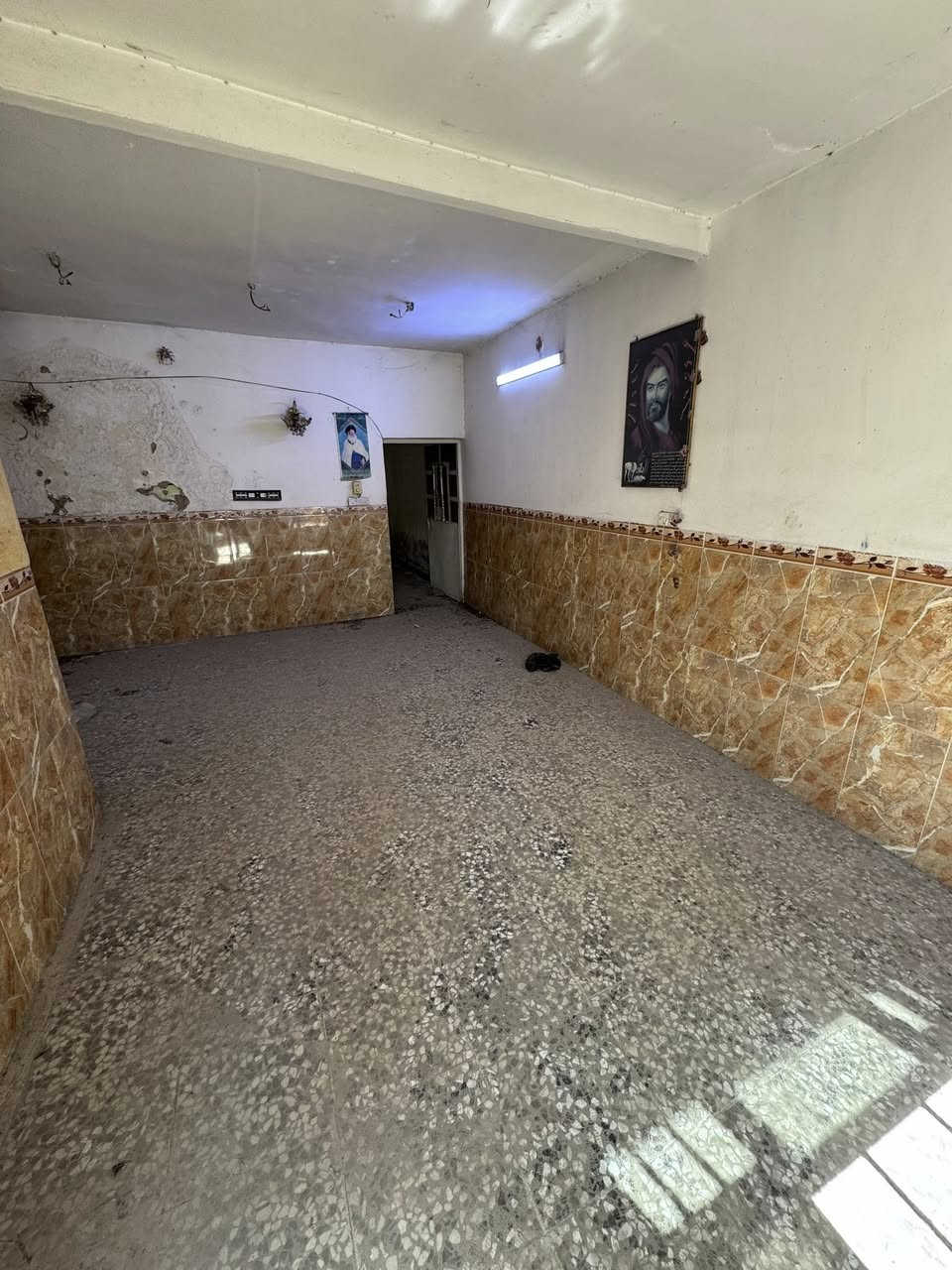 سلام عليكم بيت للبيع مساحه 100 متر طابق ونص منطقه الحسينيه السكلات ل13 قرب شارع المدراس علمنا ان سعر 60 مليون قابل للتفاوض الاستفسار على رقم ***********
