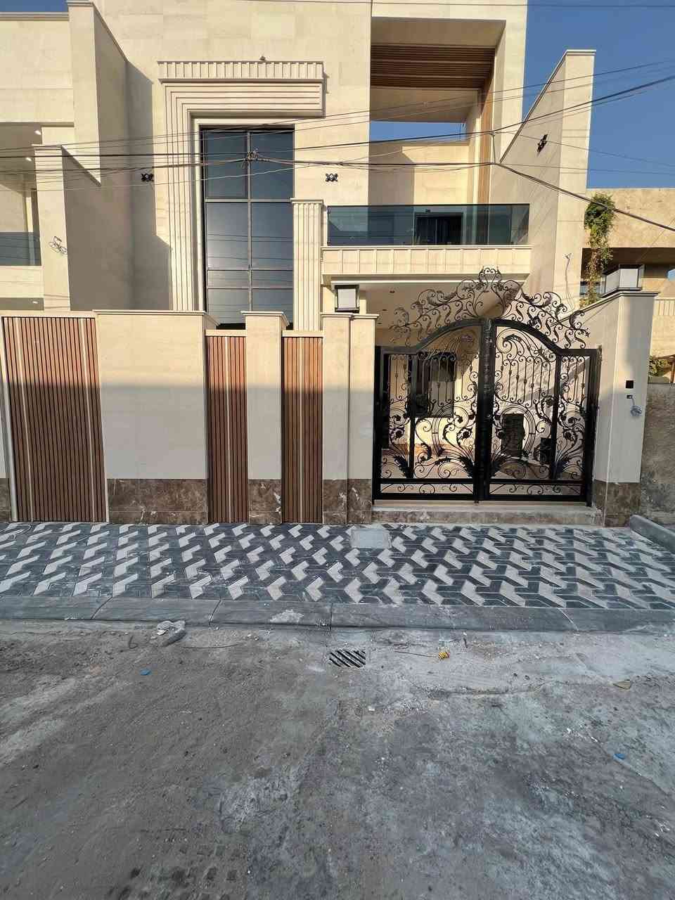 بسم الله الرحمن الرحيم 

مهند الغريري للوساطه العقاريه دوماً نحو الافضل 

للبيع في السيديه مربع التصنيع خلف شارع ٢٠ تصنيع 
الاول وقرب مدرسه فجر الحريه 

لعشاق الفخامه والتميز  لبيع دار 🏠 مساحه ١٦٨ متر 

جبهة ٨نزال ٢١ بناء ٢٠٢٥ زيرو ممسكون بناء درجه اولى 

اعلى مواصفات والكوالتي 

يحتوي الدار 🏠 كراج يتسع سياره 

مطبخ صاله هول شلال وجلسه داخليه 

خدمات وغرفه نوم سويت 

الطابق الثاني 

٣ غرف نوم وخدمات وغرفه سويت 

الطابق الثالث ١ غرف نوم سويت وخدمات 

الدار 🏠 باب 🚪 قاصه شبابيك الامنيوم 

بيبان خشب تركي درجه اولى اناره بروفايل ديكورات 

شغل متعوب عليه 

مجموع الغرف ٥ وخدمات ٦ 

للستفسار ومعاينه العقار الاتصال 

او زياره المكتب 

مهند الغريري للوساطه العقاريه السيديه 

شارع العلوه 
مقابيل مدرسه حلم الغد الاهليه وقرب مطعم سماش 

***********
