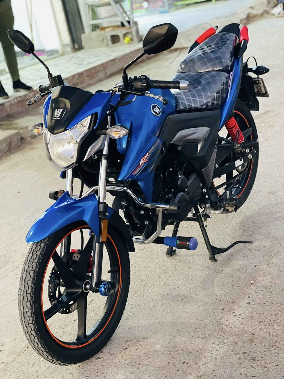 هاوجي 23 للبيع او مراوس نظيفه الدراجه وبدون اي نقص كفاله من الشخط ماشيه 10 الاف لوحات انكليزي تحويل مباشر وياها بصمات اثنين كامله مكمله سعرها (18ورقه)وبيها مجال للشراي مكان الدراجه الرمادي الصوفيه الشراي يتفضل خاص او الاتصال بالرقم *********** 
والموشراي يعبر المنشور بكلام طيب
