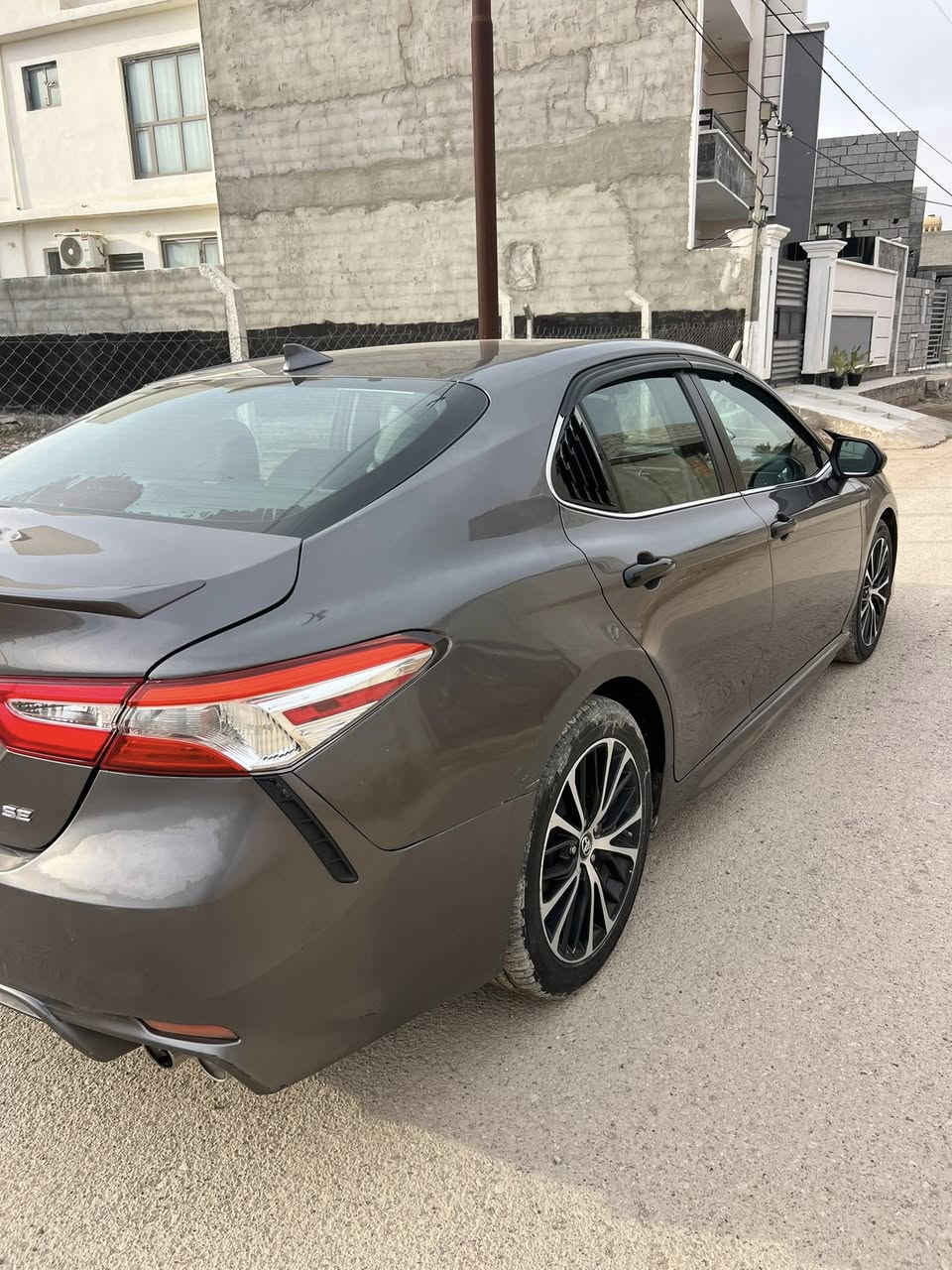 كامري موديل 2020 se حادث جنطه مبدل بلاد  وجاملوغ خلفي الايمن حادث امريكا  وباب الخلفي الايمن بلعراق مصلح ومصبوغ والباقي السياره حلوه وخير من الله ماشيه 130مل عارضها ب173$ وبيها مجال شي بسيط مكاني ديالى بعقوبه رقم أربيل باسمي ***********
