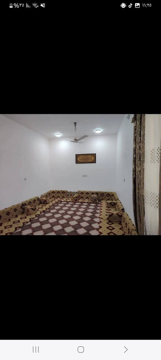 سلام عليكم  بيت البيع  مساحه 200متر زراعي   بي وصل طابو 
كامل  عله اخر حبايه بيت جاهز صطح شتايكر كامل  يحتوي على غرفتين 4×5 صاله 4×8 مطبخ 6×4  ديوانيه 7×4 صحيات خارجيه او داخليه طارمه  حديقه   بيت كامل شارع 10 متر يبعد عن تبليط 100متر  موقع  سديناويه قرب مدرسه صفي الدين لاستفسار ***********
