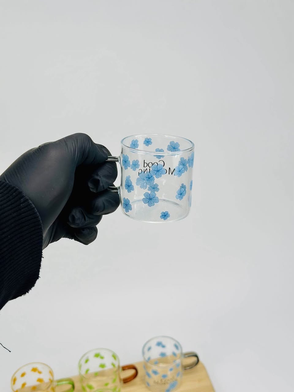 السيت مو "طقم" تقليدي، بل يجي بتصميم عشوائي ومودرن؛ يعني لون اليد يختلف عن لون الورد، وهذا ينطي شكل كلش "فانكي" ومميز للميز.
الأكواب زجاج شفاف درجة أولى وعليها عبارة Good Morning، وكل كوب يجي بتشكيلة ألوان (أزرق، أخضر، برتقالي) تختلف عن الثاني.
وعلمود تحافظين على هاي الألوان وما تروح، غسليها بإيدچ وبإسفنجة ناعمة وابتعدي عن غسالة المواعين. حلة, بابل


**إذا كنت صاحب هذا الإعلان وتريد حذفه لأي سبب، رجاءا أرسل رسالة إلى الدعم الفني**