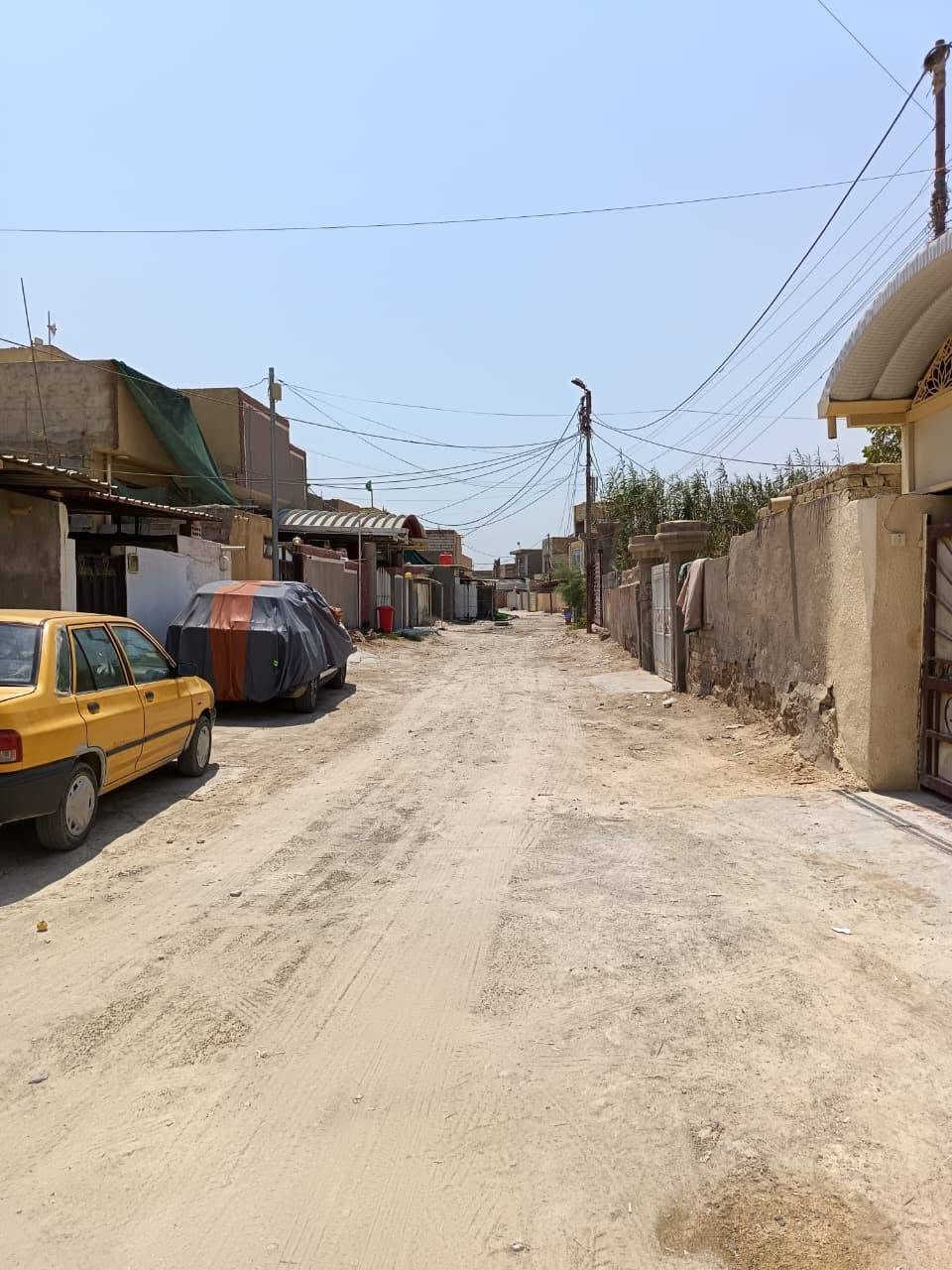 السلام عليكم ورحمة الله وبركاته
دار ٩٠ ٢ متر طابو زراعي سند 25

يحتوي على 3 غرف نوم 2 أرضي 1 سويت وغرفه بالطابق الثاني بيتونه جبيره مع صاله ومطبخ وكليدور حديقه كراج يحتوي على 3 سيارات

مع مجمع صحيات بطول ٧متر بمتر داخل البيت صحيات خارج

واجهة ١٠ متر ونزال ٢٩ متر 

المنطقه مخدومه كهرباء وماء ومجاري وخط نت ضوئي

عرض الشارع ٧متر

المنطقه شعبيه وناسها طيبين

العنوان الحله حي البكرلي المنطقه الثانيه شارع دانه شارع ٢٠ متر موقف دانه الكيات وسيارات الاجره الجايجي ابو توحه وتدخل الفرع ٣٠٠ متر عدل محل حداده ركن حيدر المنصوري البصراوي وتدخل الفرع 3 بيوت بيت ركن جاري العزيز خالد أبو عمار بيتي بصفه من جهة اليمن واكو أيضا غير فروع توصل للدار فرع ابو لميس نهايته خلف حسينية الهادي 

السعر ١٦٠ مليون بيه مجال بسيط. اليحب يشتري يتم مداور البيت عن طريق المحكمه بدعوى تمليك دار وليس دعوى إقرار قاضي

اليحب يشتري الاثاث مع الدار 

 بيه ٤ سبالت اخو الجديد بيه ٤ تانكيات ماء وباقي أثاث الدار 

*********** ابو مهدي

