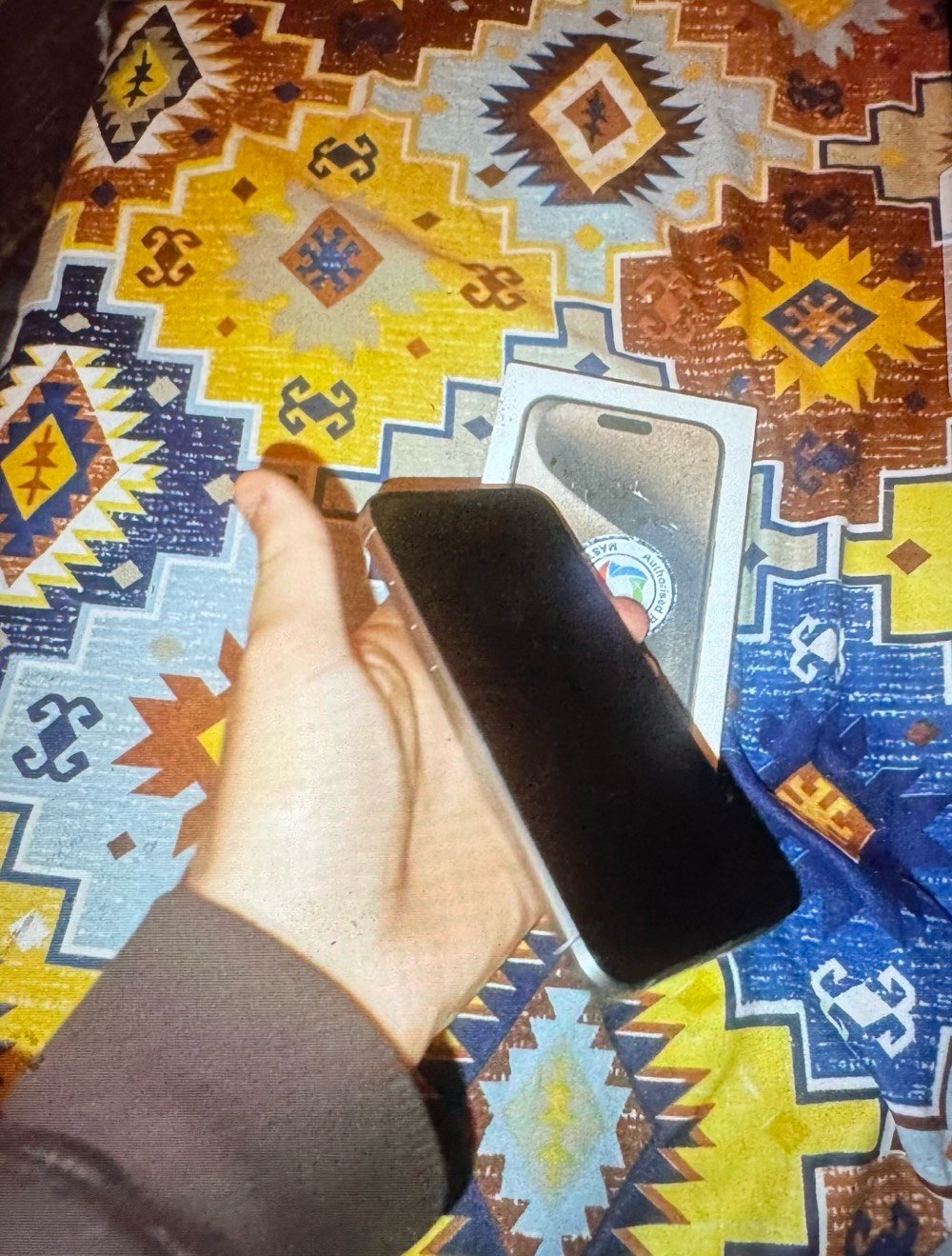 سلام عليكم 15 برو ماكس كلشي كدامكم شرق اوسط بطارية 100 مشحون 180 بس وماستر والنظافة انتوا على شوفة عينكم شلونها وانظف من الصور ملحقاتة الاصلية كاملة ويا وين متريد افحص وضمان بي  انطيك كلشي ممبدل بي ولا مفتوح ومكفول انطيك ويا شاشتين حماية و6 عدسات كامرة و3 كفرات ويا هدية ذني مكاني بغداد الشعب السعر المطلوب مليون و200 وبي مجال متلكة هيج سعر بهيج نظافة كفيلك الله واذا انت مشتري إن شاء الله ارضيك بالسعر هذا رقمي *********** واتساب اذا تريدون موجود ورقم هم