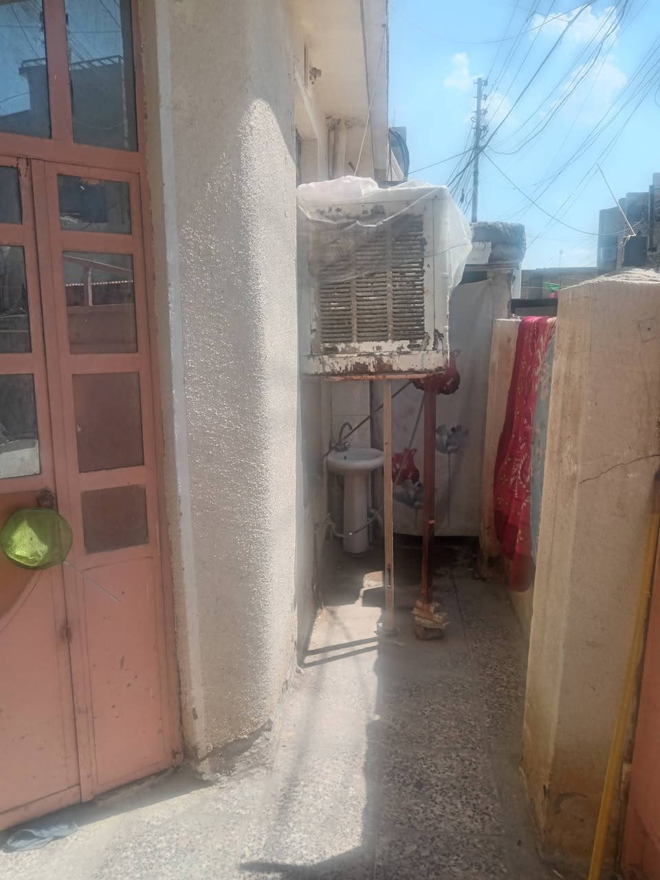 السلام عليكم بيت ٨٠ متر ركن مربع قاطين موقع مميز قاطين الضباط تسعتالاف قرب شارع المركز مقابل مدرسة المواهب اتصال على الرقم *********** المعرفه المزيد يرهم مراوس
