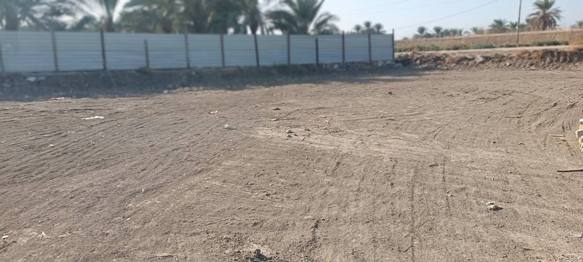 قطعه للبيع المساحه 1000الواجهه 25والنزال 40متوفر كافة الخدمات ماء +كهرباء+خط مولد شارع بصفهاا مي الاساله بيها كل شي متوفر بيها للاستفسار الاتصال ***********
