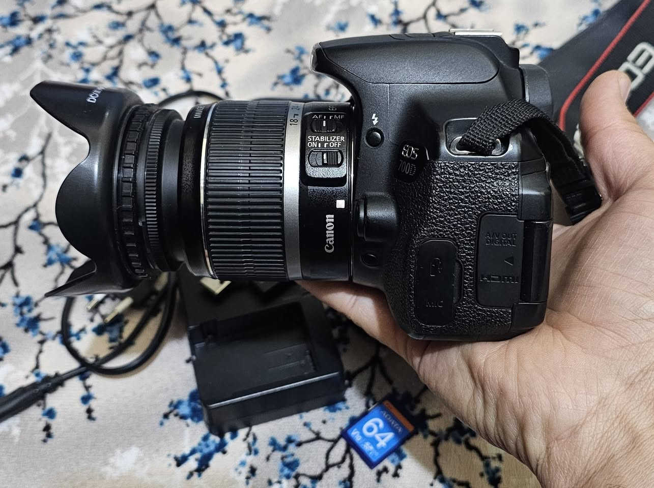 السلام عليكم كامرا كانون 700D مع عدسه 18 55 
الكامره نضافه ١٠٠ استمال جدا قليل مع رام ٦٤ ما بطاريه وشاحنه وهود للعدسه وقبق العدسه مع حزام الكتف وتحويلات السعر ٣٥٠ 
توصيل موجود مكاني نجف ***********
