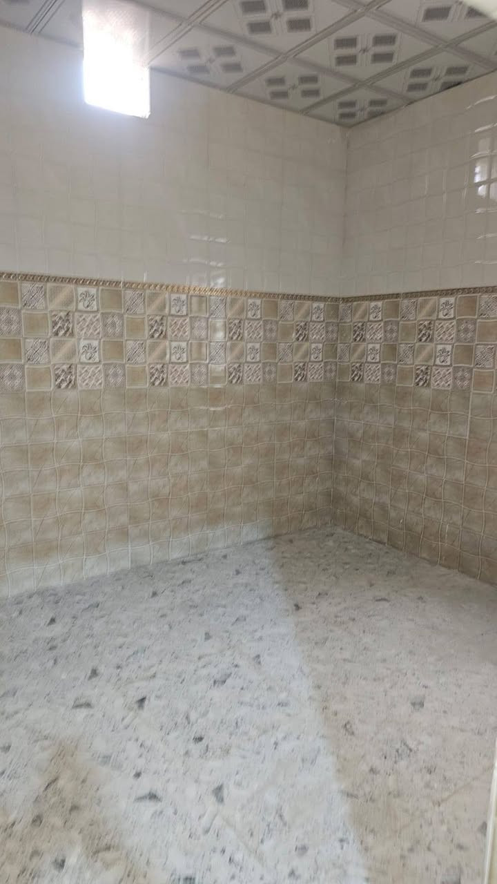 السلام عليكم 

يعلن مكتب عقارات النهروان عن توفر بيت للبيع بسعر مناسب جداً 

طابو صرف عرصة يتحول بأسم المشتري . 
المساحة 155 متر 
العنوان / ابوكوصرة شارع الكديحيه

يتكون البيت من 
غرفتين 
مطبخ 
صحيات 
استقبال

السعر 60 قابل للتفاوض 

التواصل والاستفسار 

***********
