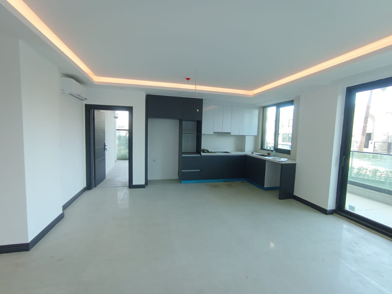 شقة للبيع جاهزه للسكن 👍🏻
ارضي اطلالة على الفلل  حديقة اماميه وجانبيه تختلف عن باقي الشقق التي يوجود كراج امامها 🏦

قريبة من الهايبر والعاب الاطفال🎠🎠🎢🏟️🏰

مجهزه بسبالت وكاونترات وتحتوي على 2حمام و3WC اثنان منها مشترك مع الحمام🚽🛀🏽

جاهزه للسكن الدفع كاش وبسعر 250 مليون💵

المساحه 180 متر🛣️🏩

مجمع الود السكني🏣🏣🏣🏢🏢🏢🏩🏩🏩

يتم البيع مع المالك حصرا

رقم الهاتف***********
