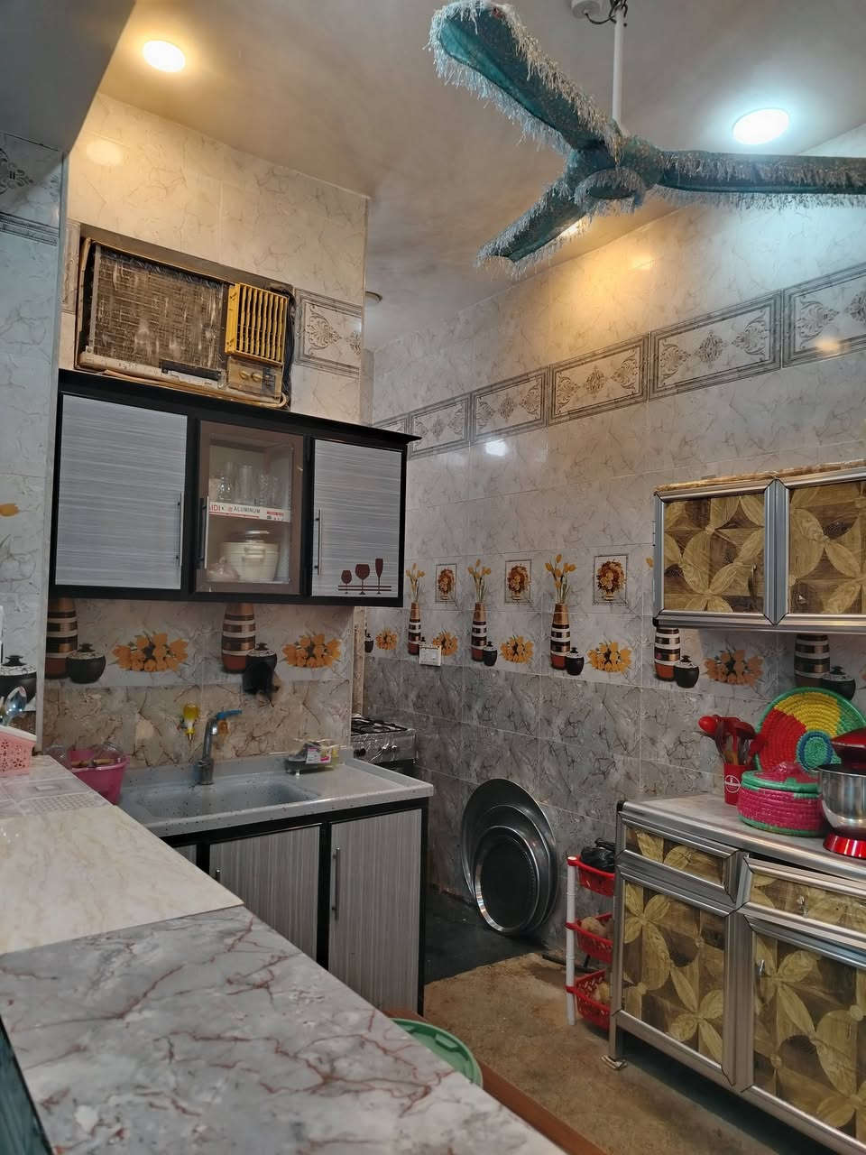 السلام عليكم بيت مصفر معامله كامله على قرار 20 بيت بناء درجه اولى كما موظح بالصور وللاستفسار أكثر اتصل بدون تعليق جزاكم الله خير المساحه 114 متر وفظله اليكدام 12متر يعني المساحه الكليه 124 موقع مميز على شارع عام وكدامه بارك سيارات وحديقه السعر 60 وبي مجال للاستفسار اتصل ***********
