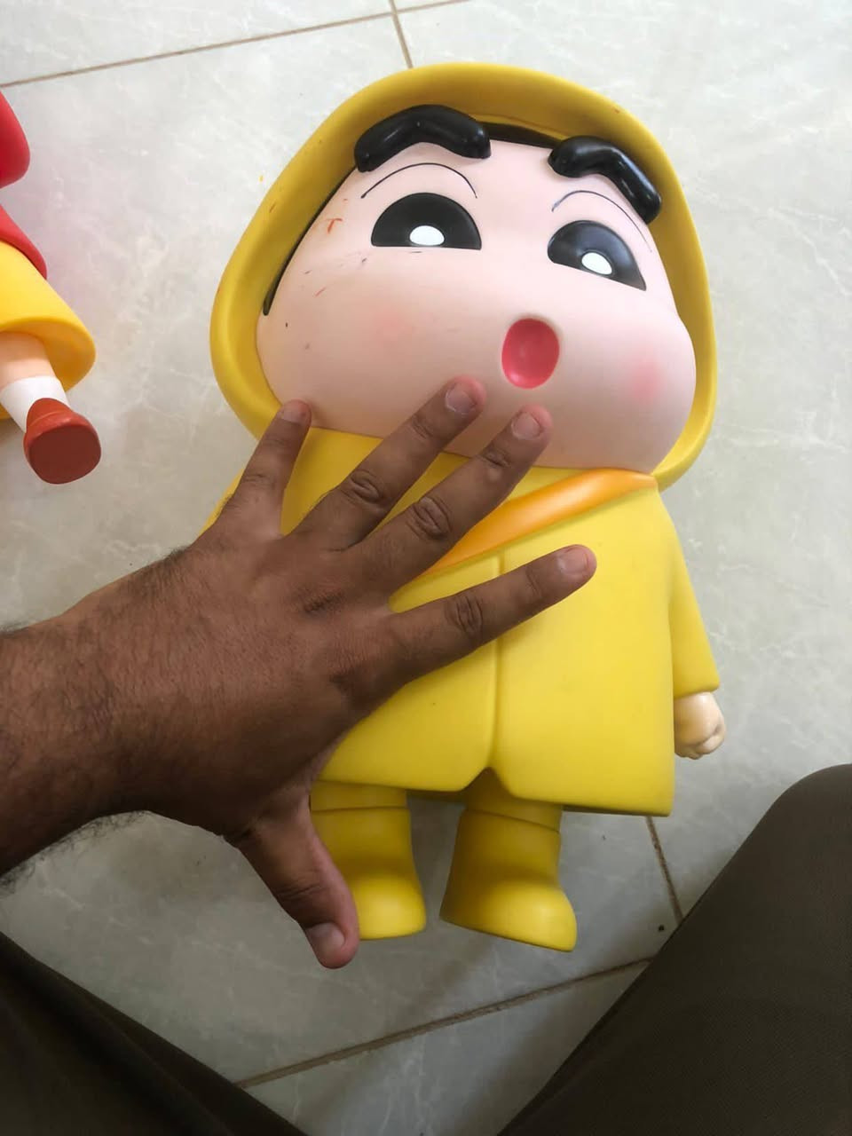 شخصية مجسمة: هذا المجسم يمثل الشخصية الكرتونية الشهيرة شين تشان (Crayon Shin-chan).التفاصيل: يظهر المجسم شين تشان بتعبيرات وجه متفاجئة أو مندهشة، وهو يرتدي قميصه الأحمر المميز وسرواله الأصفر.المواد والحجم: المجسم مصنوع عادة من مادة PVC (بولي فينيل كلوريد) أو البلاستيك، ويوجد منه إصدارات بحجم 40 سم أو 45 سم تقريباً.الاستخدام: يُستخدم هذا المجسم كقطعة ديكور للغرف، المكاتب، أو زينة للسيارات، وهو شائع كعنصر جمع لمحبي الأنمي.


**إذا كنت صاحب هذا الإعلان وتريد حذفه لأي سبب، رجاءا أرسل رسالة إلى الدعم الفني**