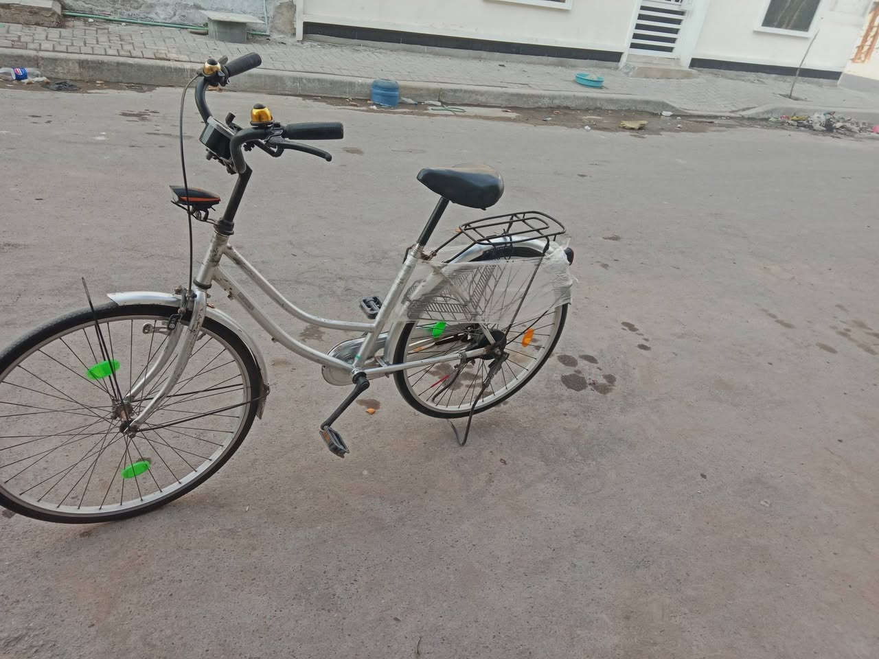 السلام عليكم بيسكل بناتي حجم 26 نضافه 80%ابيع معه الاغراض مكان بغداد الحسينية الراشدية رقم الاستفسار *********** سعر 80 وبي مجال
