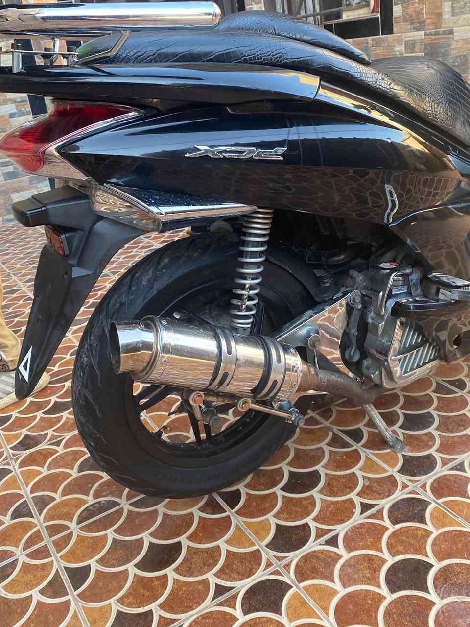 السلام عليكم للبيع دراجه pcx جيل الأول دراجه مال رمبه مديل 18 حجم المكينه 150ياباني الأصلي دراجه ياباني الأصلي كامله من كلشي ستان كهربائي حساس ازدحام دراجه جديده بمعنه الكلمه ودراجه مزوده مال رمبه  وأحله امنل صوره دراجه مكينه وكهربأيات كفاله عامه اي نقص ما بيه السعر مليون و500 وبيه مجأل قليل اي استفسار ***********
