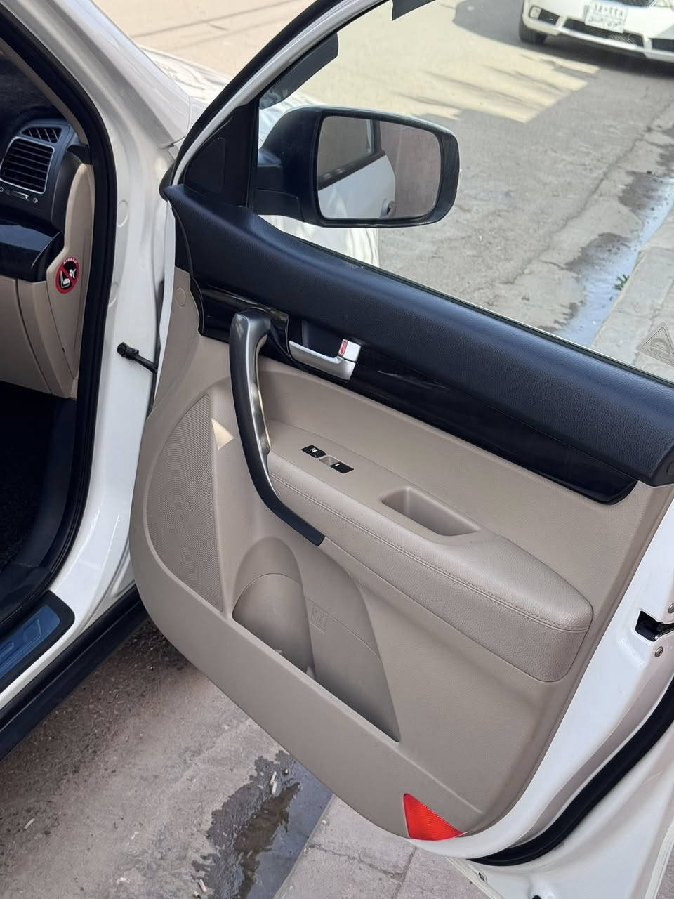 السلام عليكم 
سورنتو خليجي 2015 فول معده البانوراما 
مكينه مامفتوح 
كير خير من الله 
صدر جديد 
تخم تاير ويلكب 5 
السياره جاهزه آلف متصرف عليه 
السياره شمالي تحويل مباشر باسمي 
السعر 180 وبيها مجال  والسوك كلشي تلكه حسب النضافه ماشيه 193 آلف 
رقم الهاتف ‭0782 944 1777‬
العنوان الأنبار الفلوجه 7 راكب
