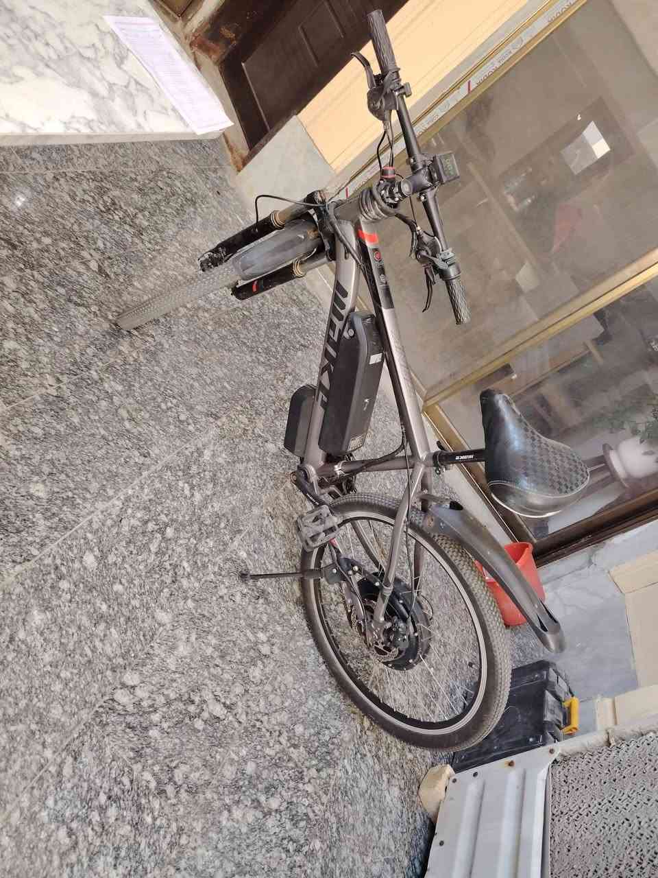 السلام عليكم 
بايسكل شحن اصلي ماركة MAKE 🚴 
الدراجة الاكثر مبيعاً

. مصنوع كليا من الالمنيوم
. دبل امامي هايدروليك 
.يتحمل وزن ١٨٥ كيلو
. ماطور كبير ٥٠٠ واط حقيقي 
. بطارية ليثيوم  ٤٨ فولت 10 امبير (عمر البطارية الافتراضي ٣ سنوات )
.يقطع مسافة 20-50 كيلومتر 
. سرعة تصل الى 50 كيلومتر
. بريك هايدروليك دسك امامي وخلفي
. شاشة ملونة كبيرة لعرض معلومات
‏. USB شحن للموبايل
. حجم 26” 
. كير 27  نمر خلفي وامامي 
. اضاءه امامية واضح جداً
. واقيات مطرية اصلية امامي وخلفي 

. يعمل :
1- بايسكل عادي
2- دراجة شحن 
3- بايسكل مساعد
مكاني بغداد البياع  ***********وتساب+اتصال 
السعر  450 الف
